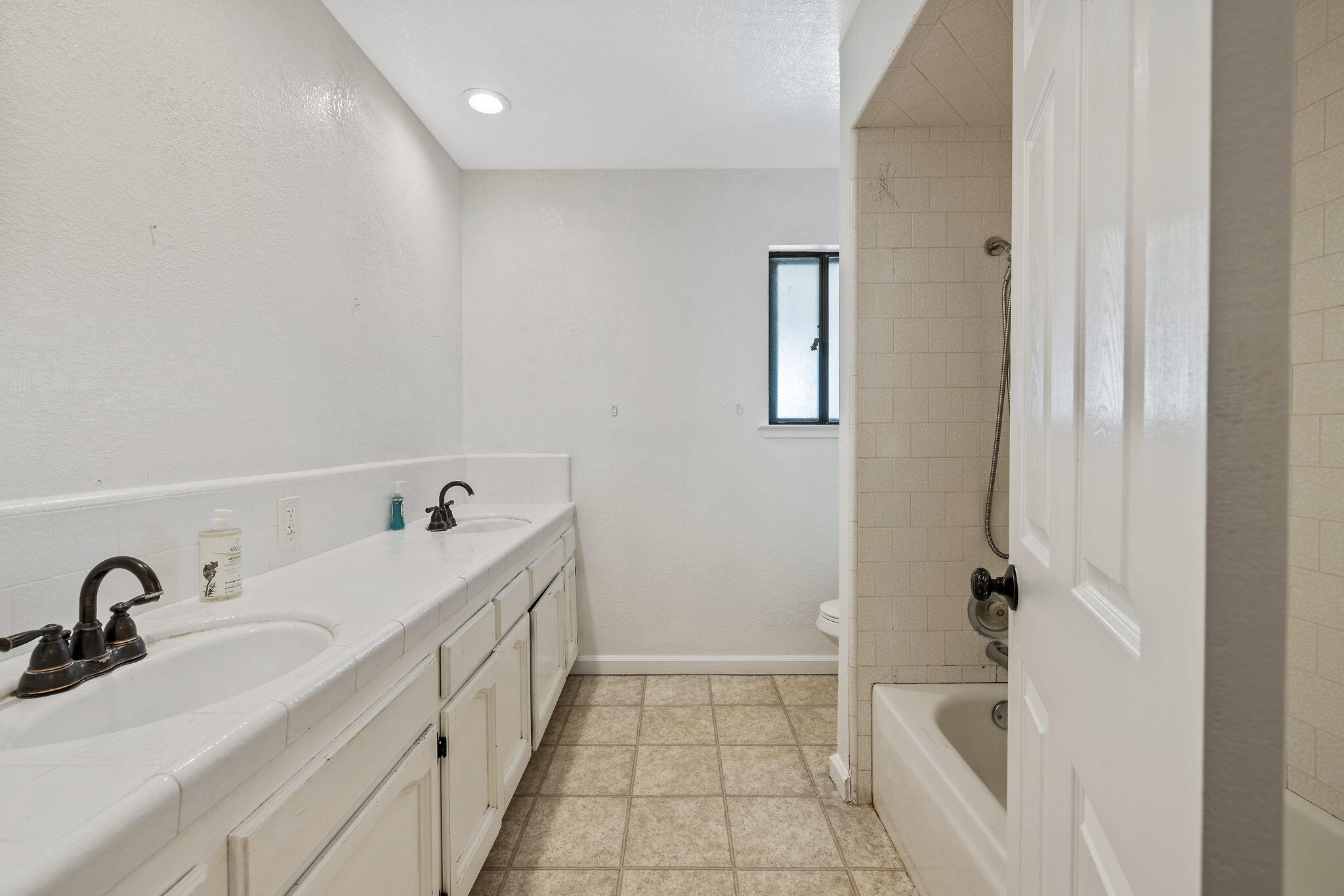 2125 Holt Ave, Sanger, CA 93657