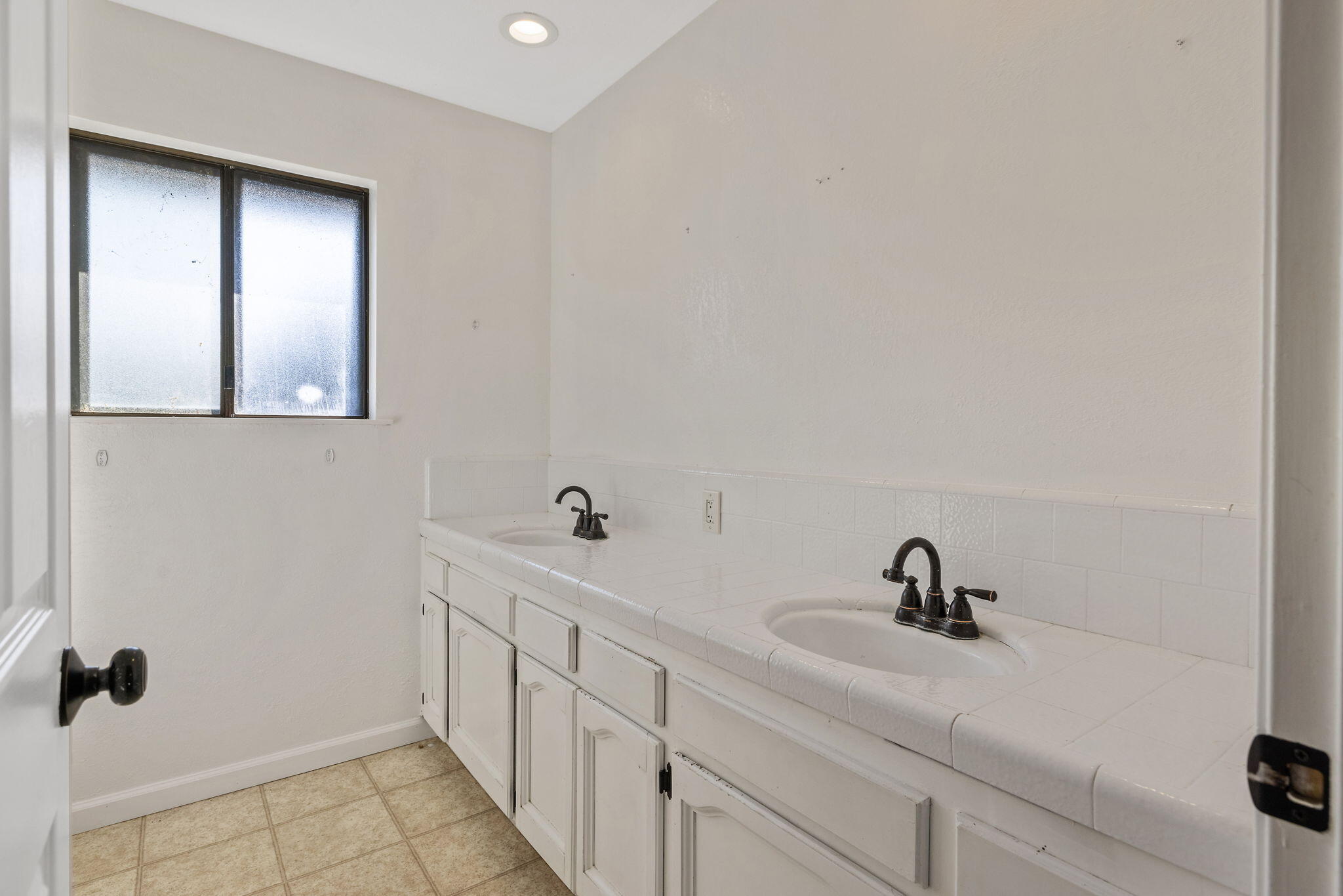 2125 Holt Ave, Sanger, CA 93657