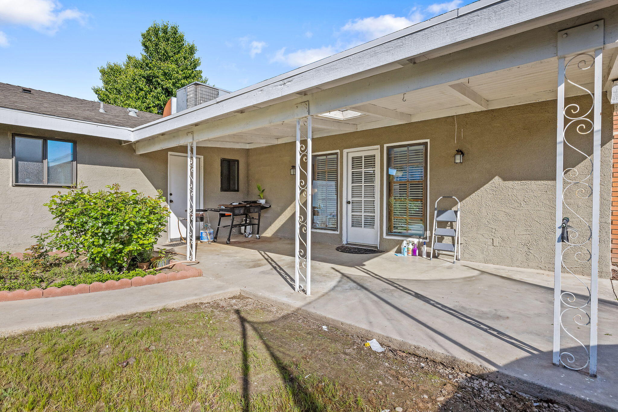 2125 Holt Ave, Sanger, CA 93657