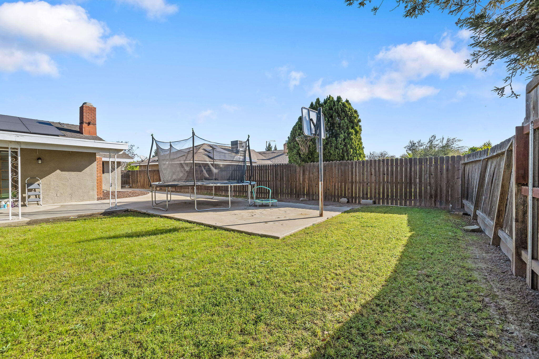 2125 Holt Ave, Sanger, CA 93657