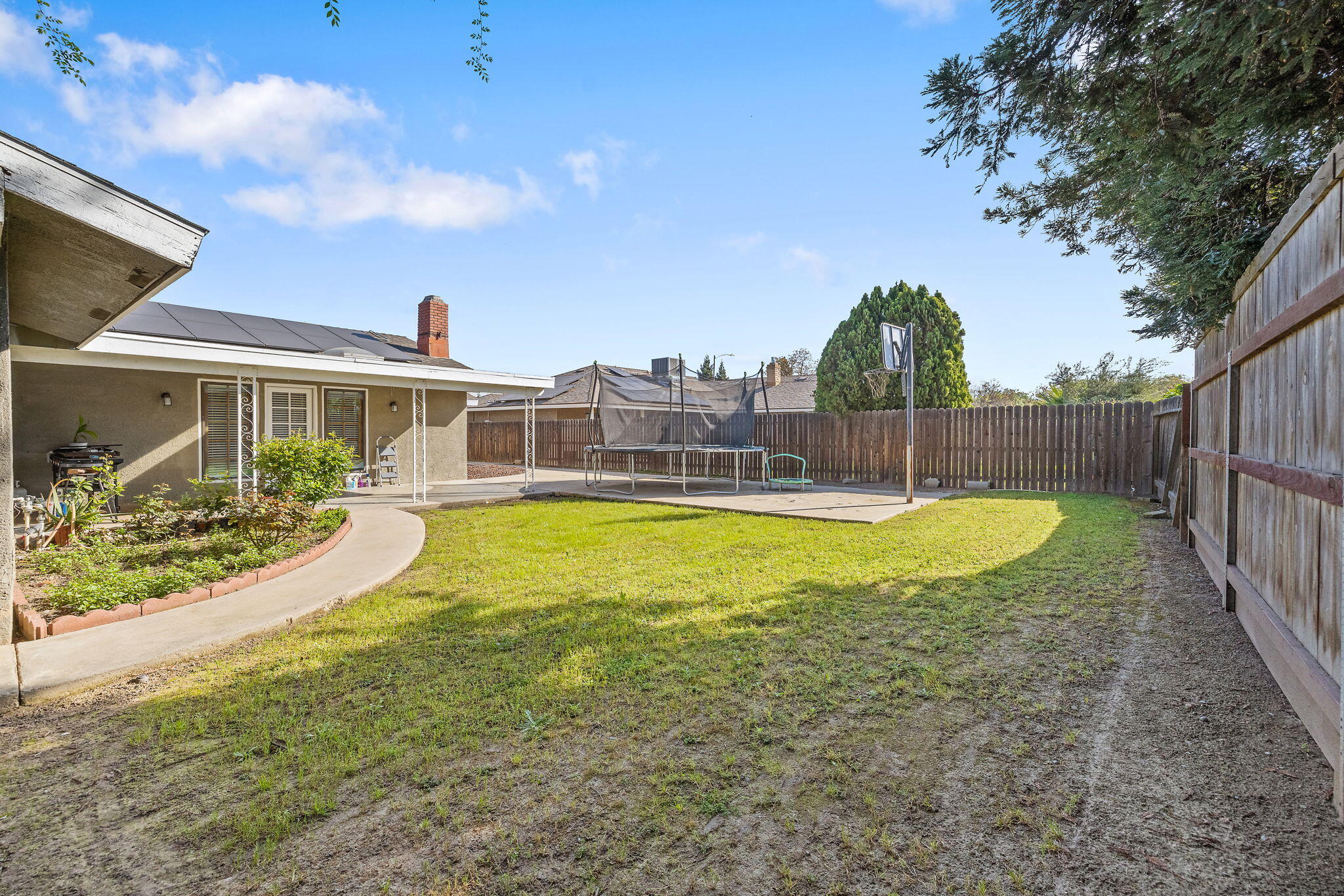 2125 Holt Ave, Sanger, CA 93657