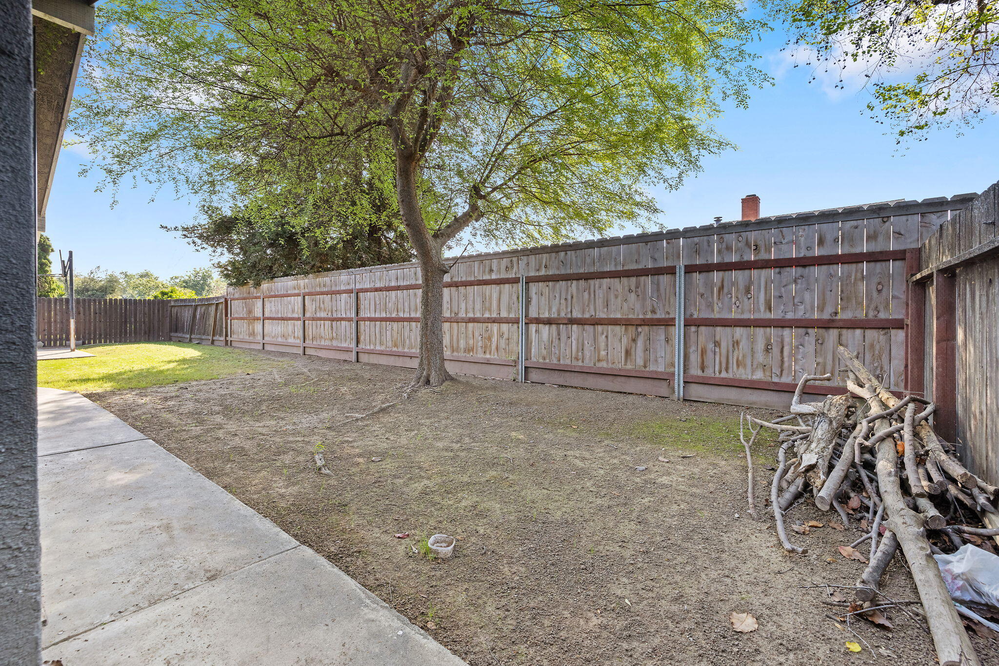 2125 Holt Ave, Sanger, CA 93657