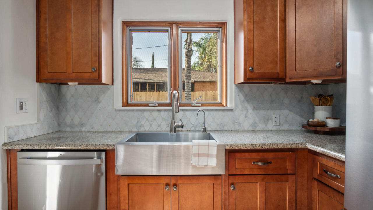 142 Carmelita St, Porterville, CA 93257