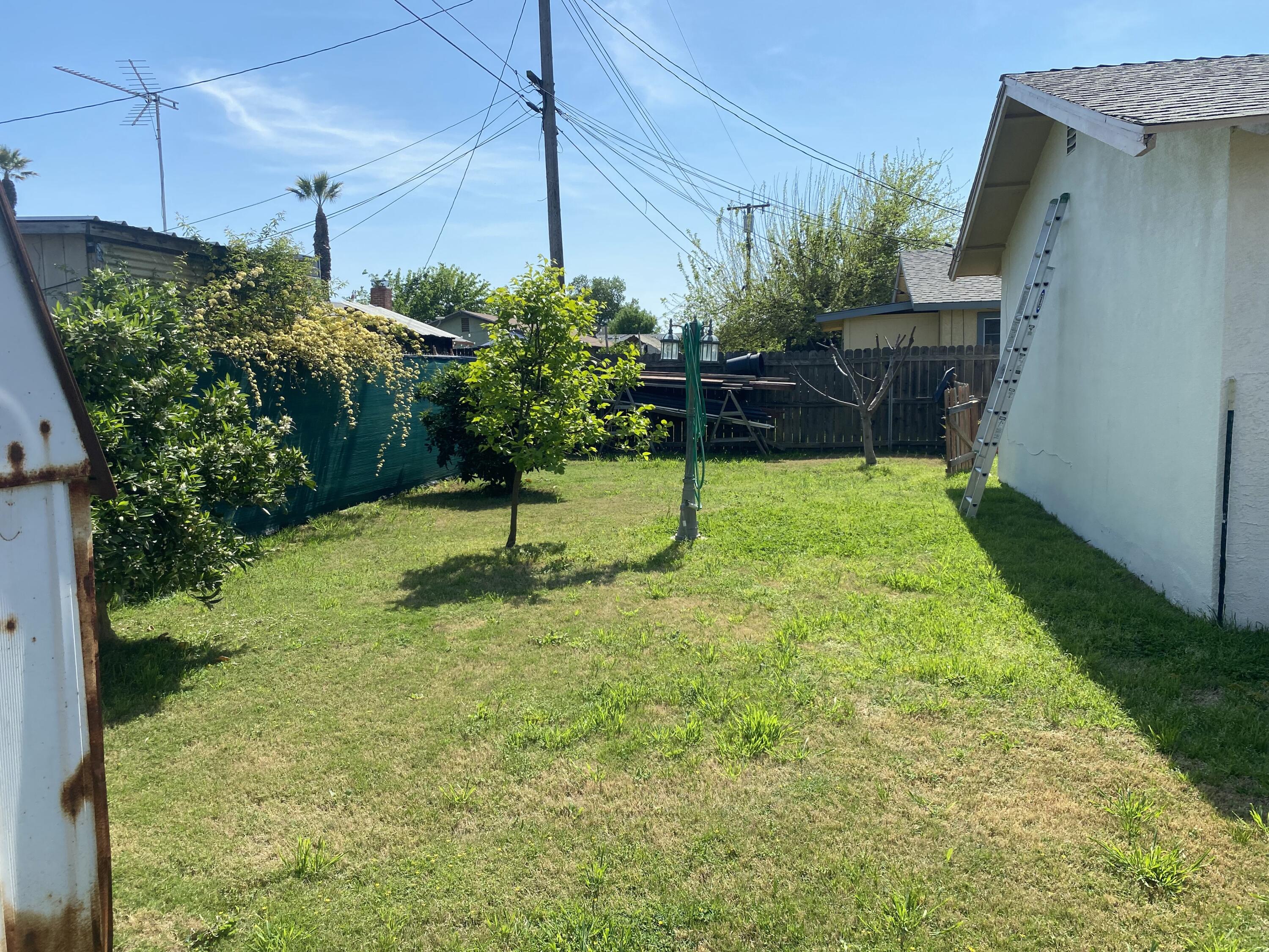 1216 N Stover St, Visalia, CA 93292