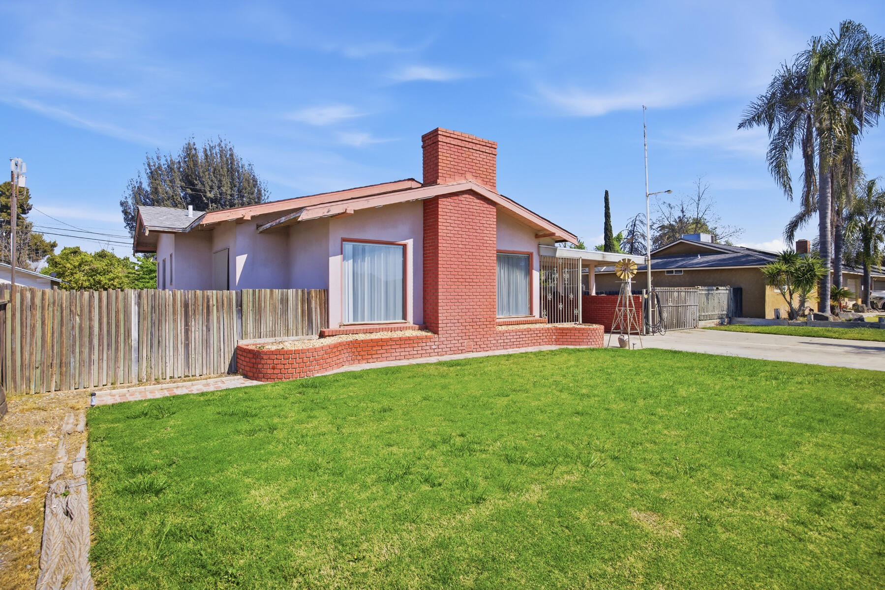 239 W Adelaide Way, Dinuba, CA 93618