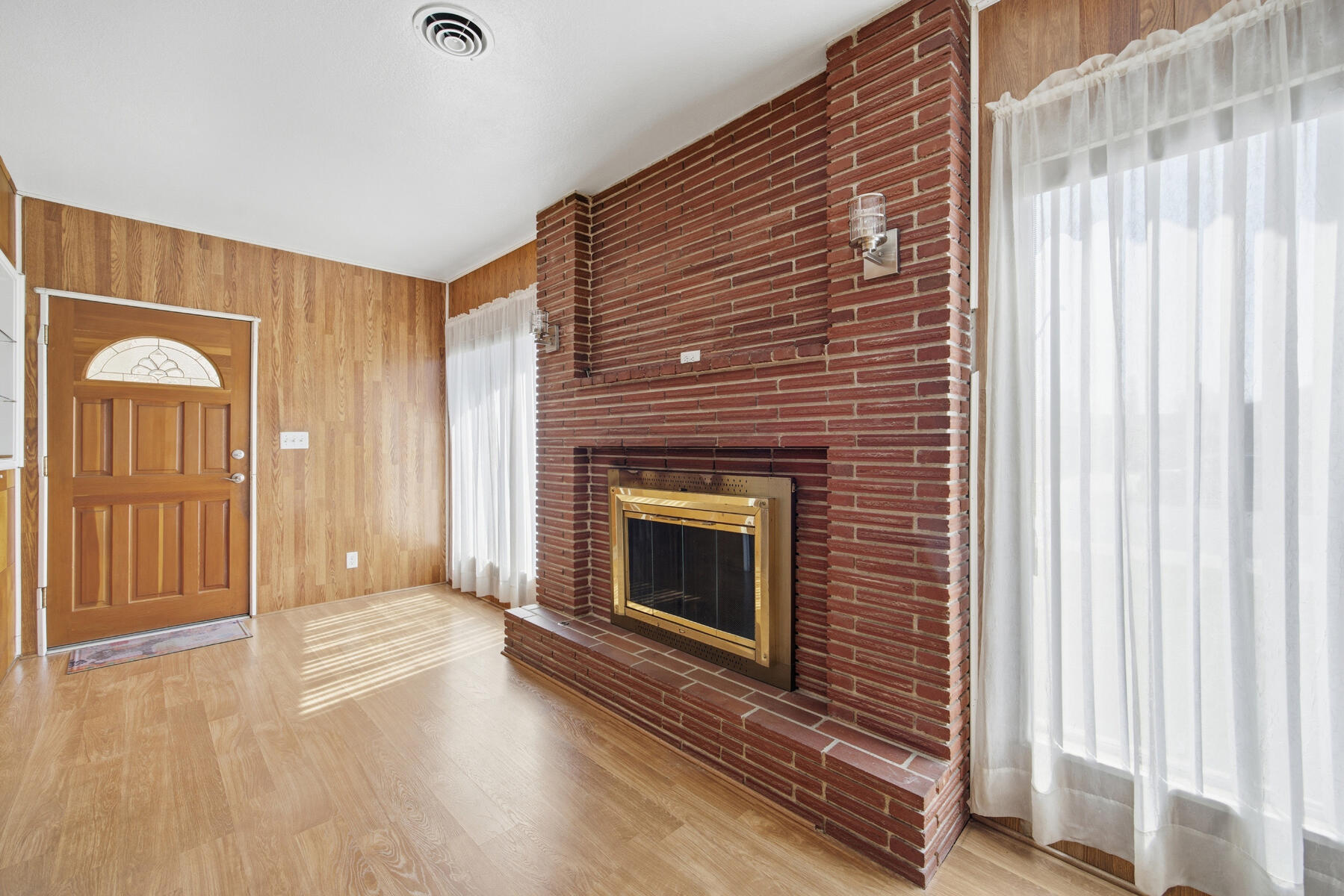 239 W Adelaide Way, Dinuba, CA 93618