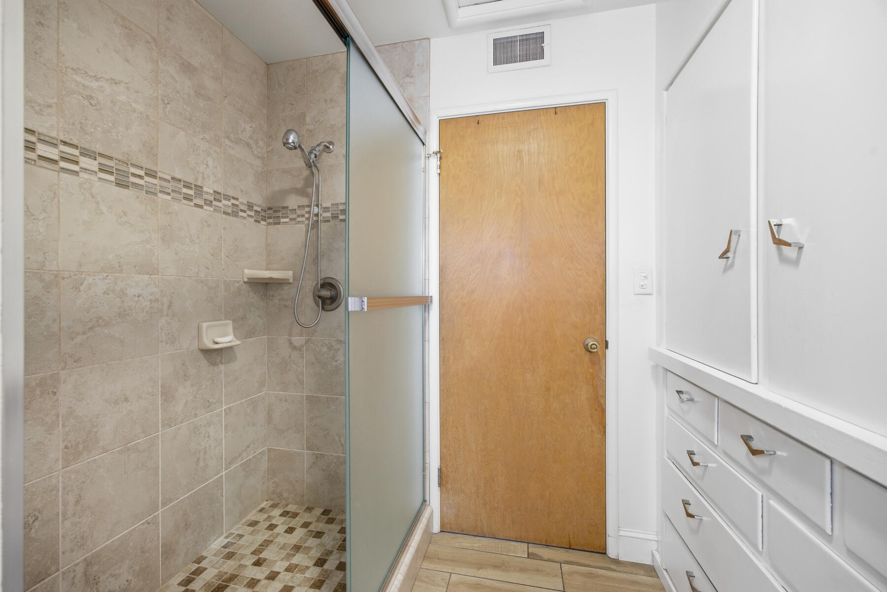 239 W Adelaide Way, Dinuba, CA 93618