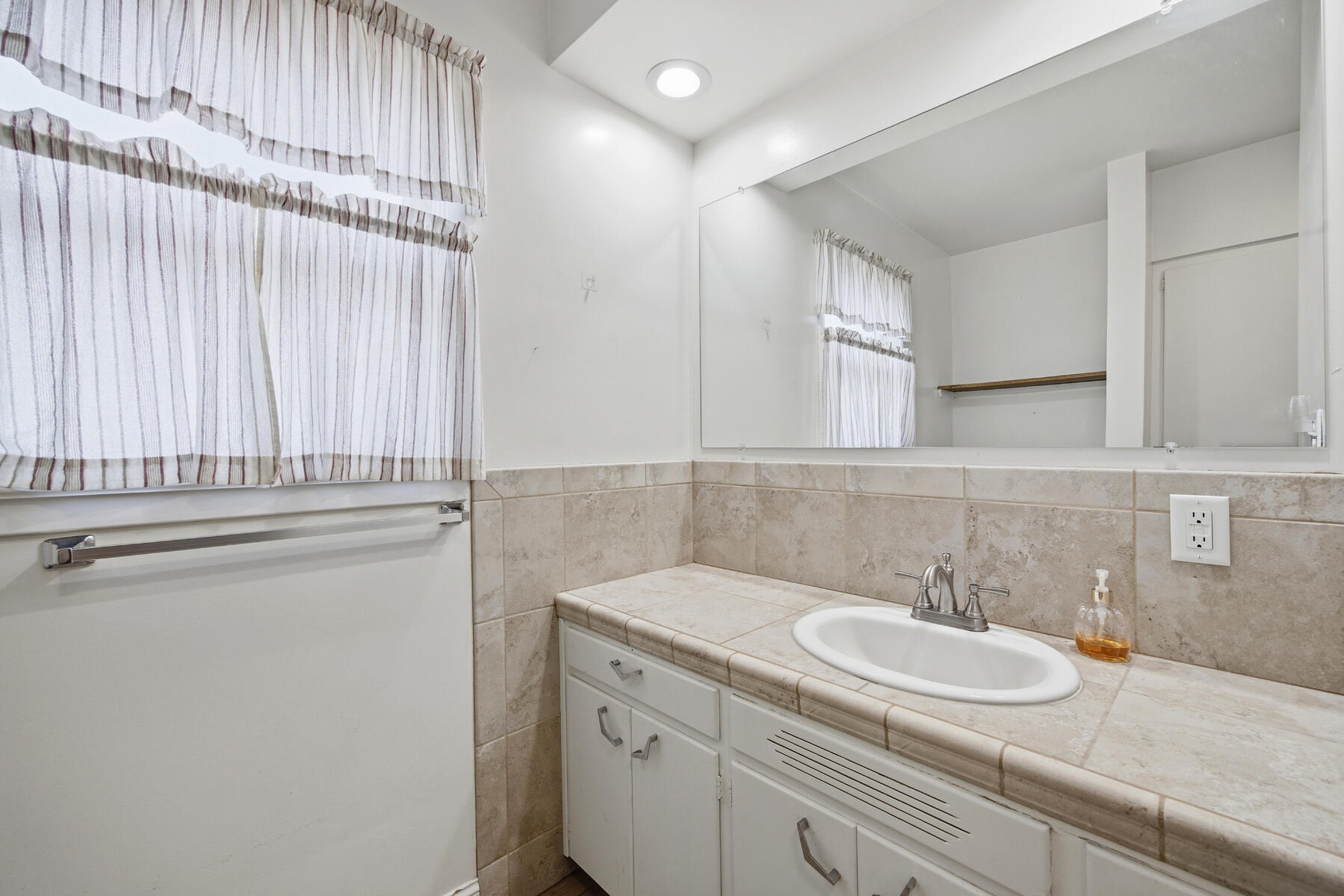 239 W Adelaide Way, Dinuba, CA 93618