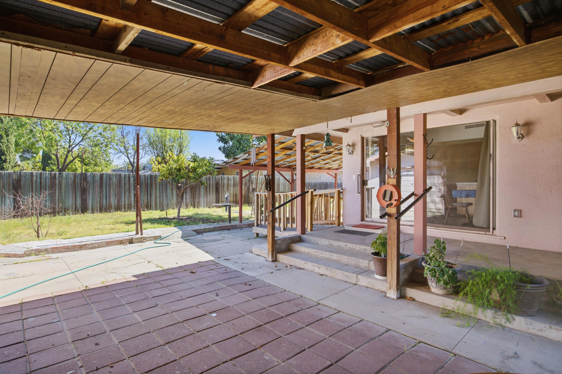 239 W Adelaide Way, Dinuba, CA 93618