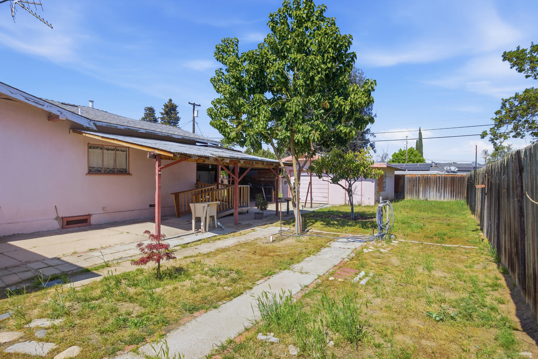 239 W Adelaide Way, Dinuba, CA 93618