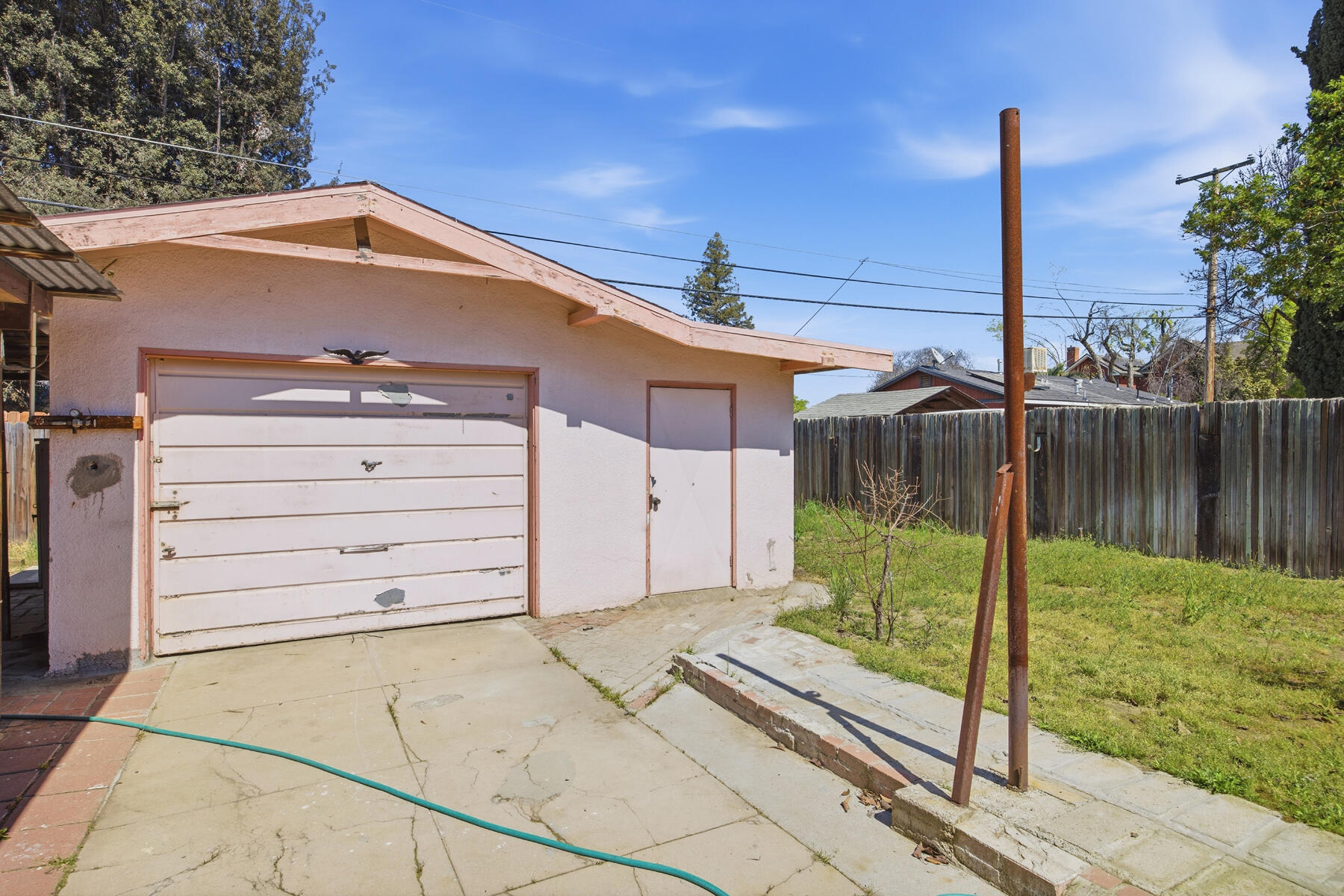 239 W Adelaide Way, Dinuba, CA 93618