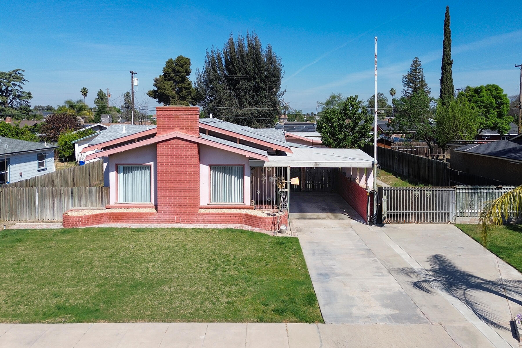 239 W Adelaide Way, Dinuba, CA 93618