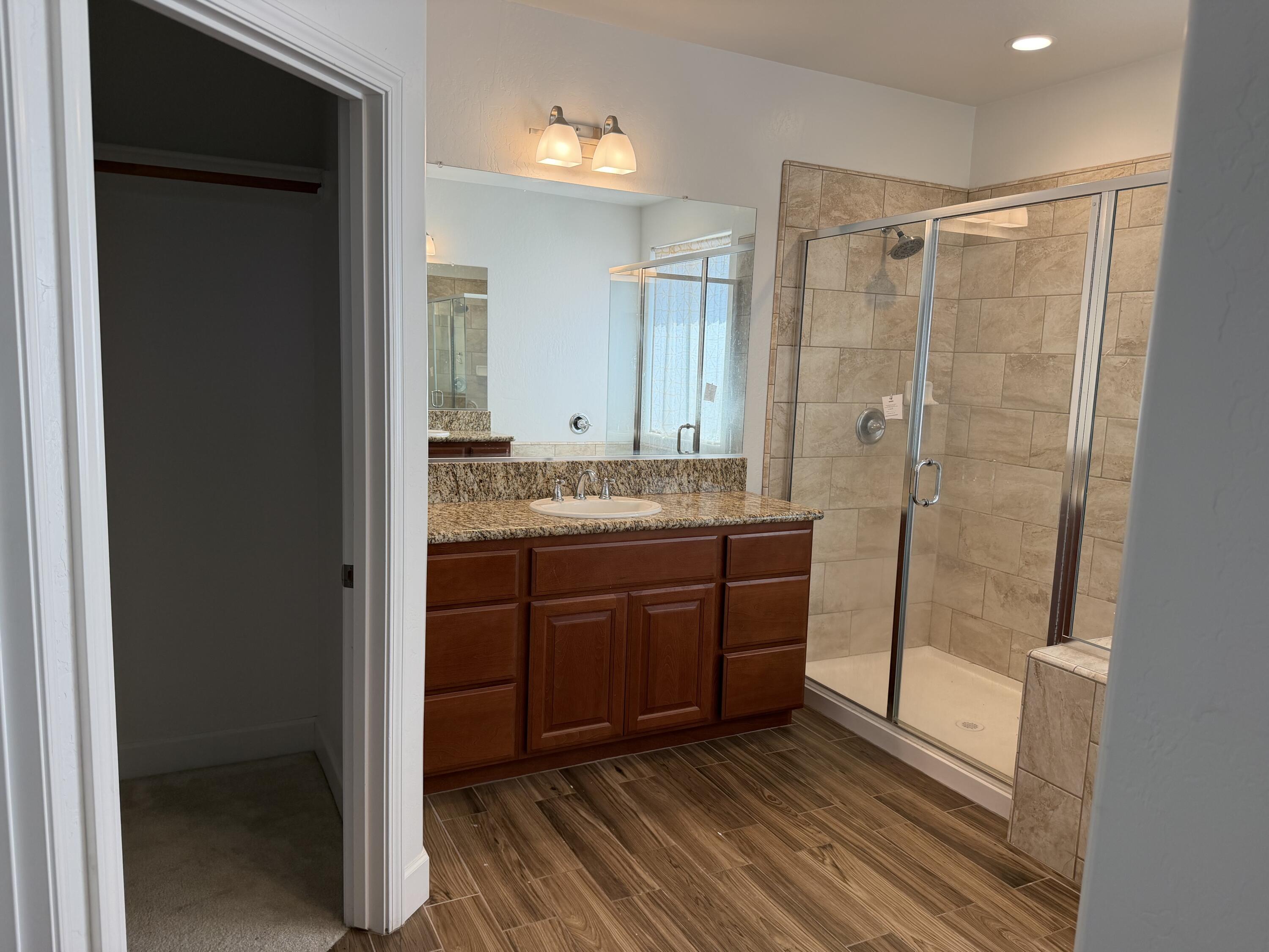 187 Emperor Way, Dinuba, CA 93618