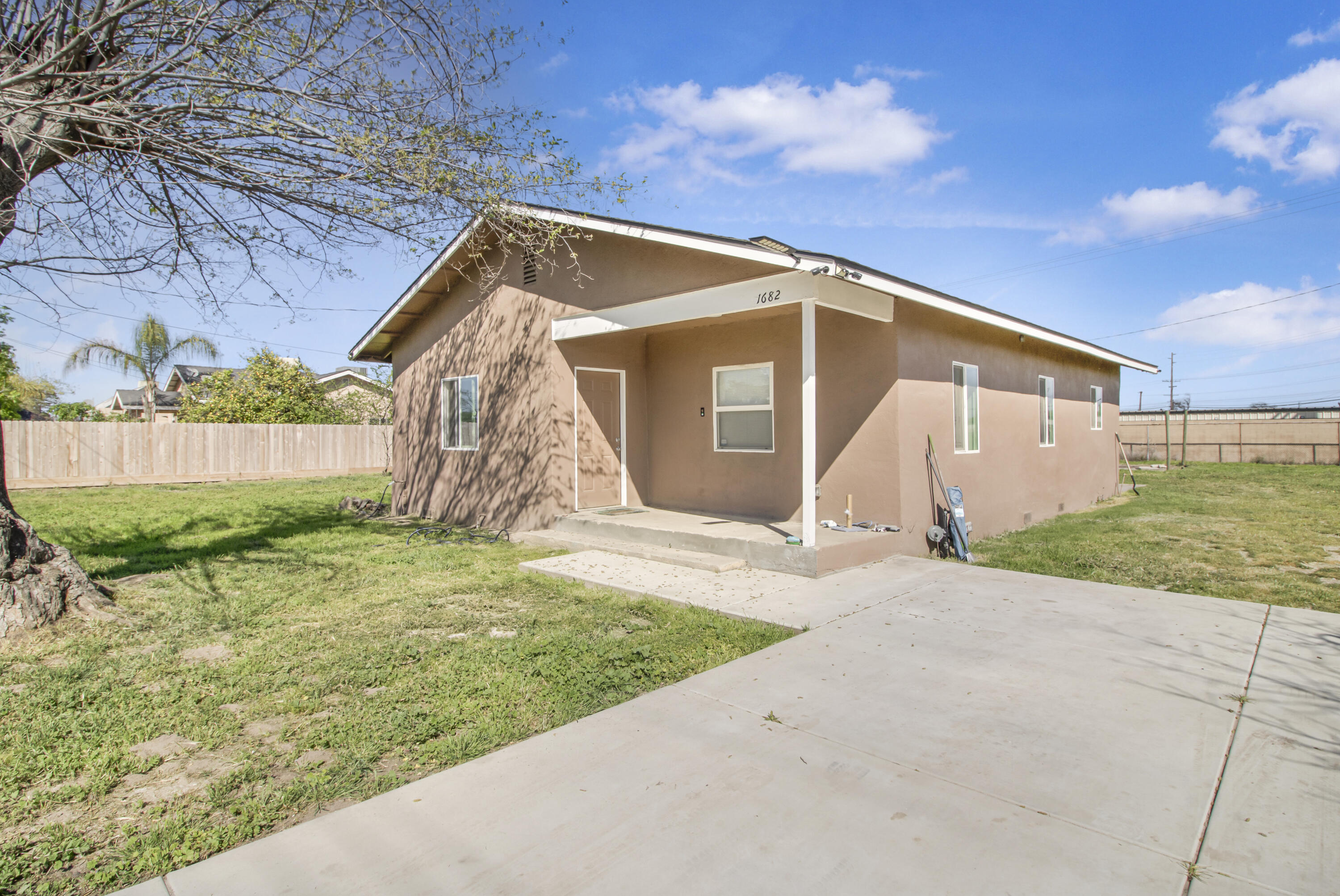 1682 E Foster Dr, Tulare, CA 93274