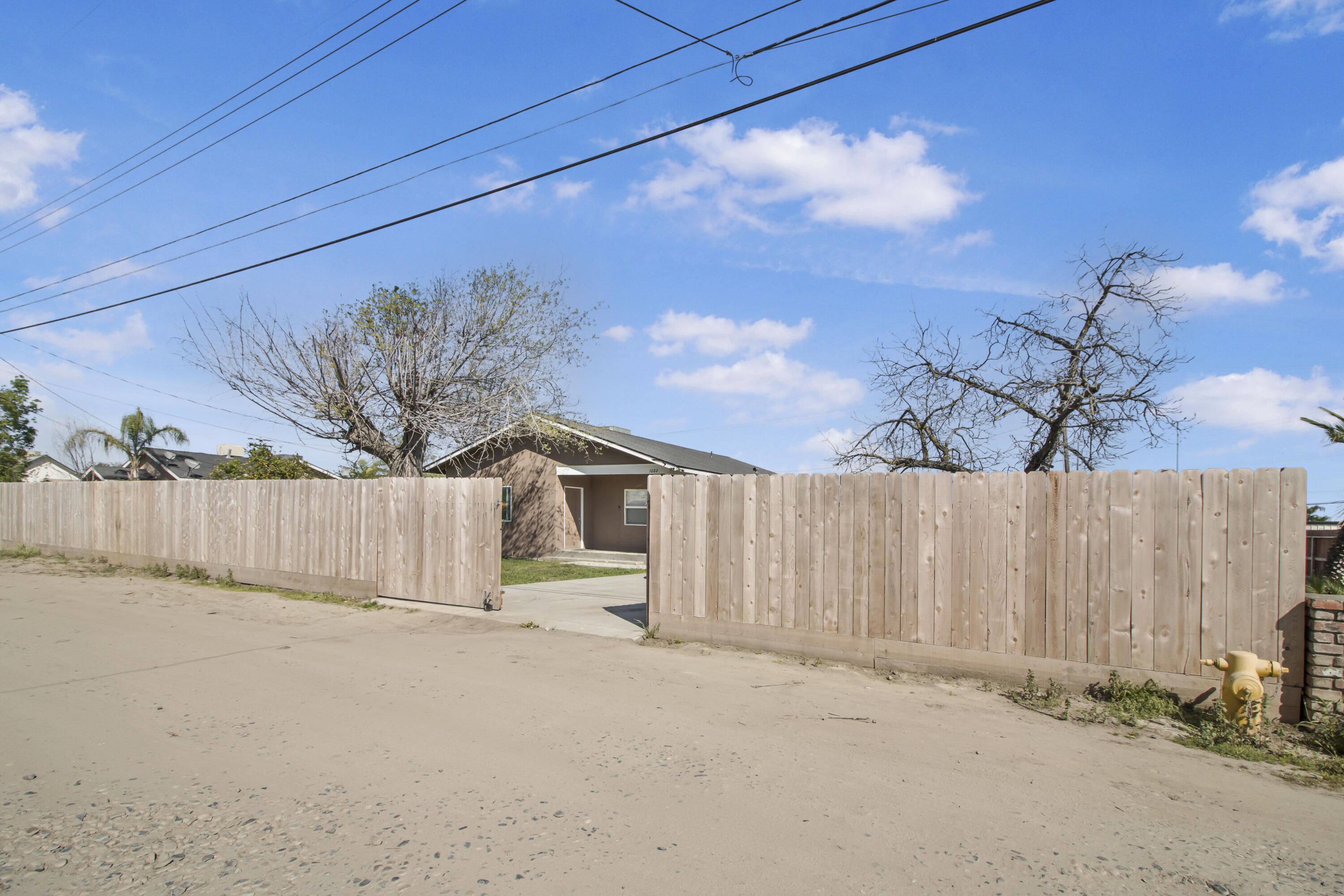 1682 E Foster Dr, Tulare, CA 93274