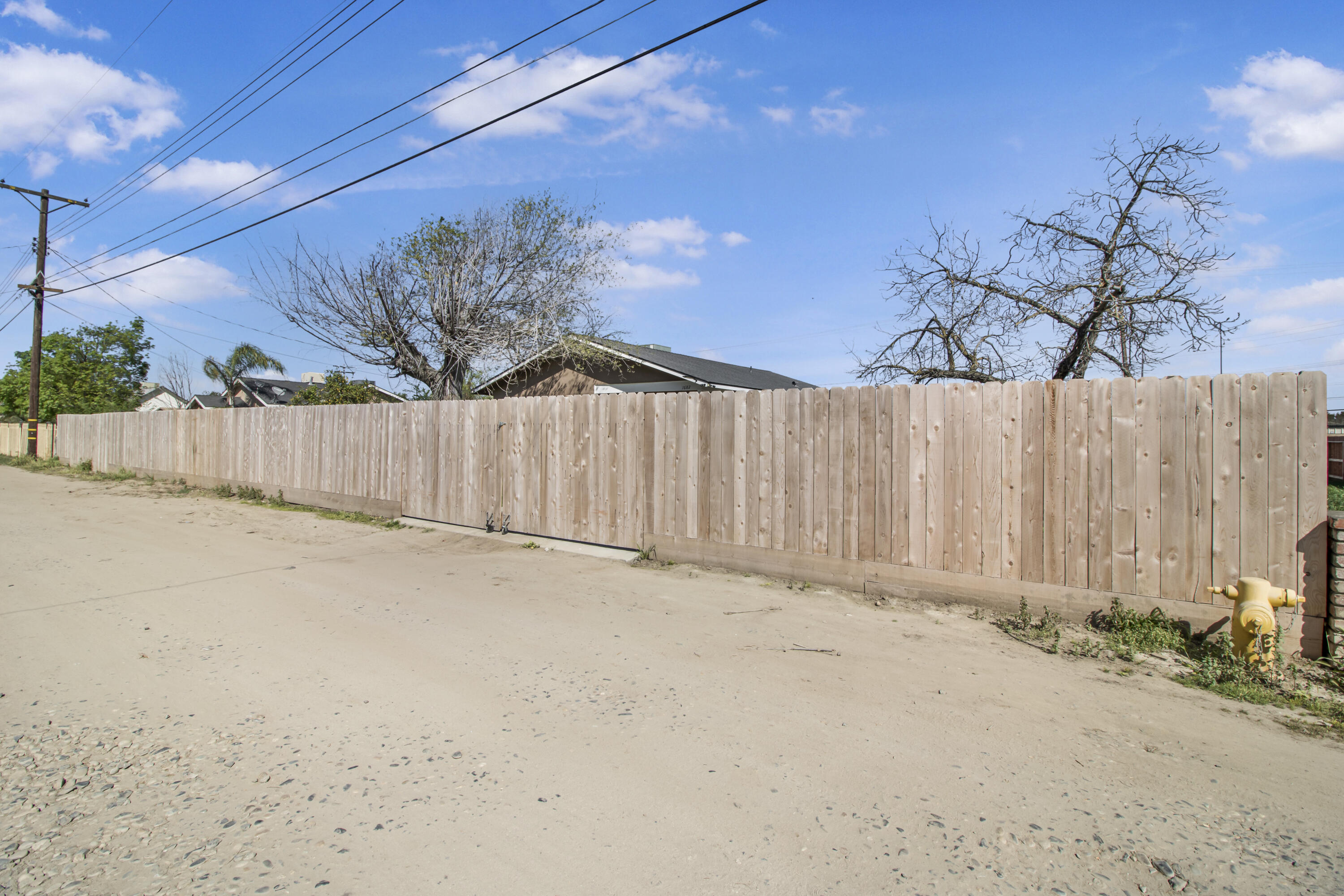 1682 E Foster Dr, Tulare, CA 93274
