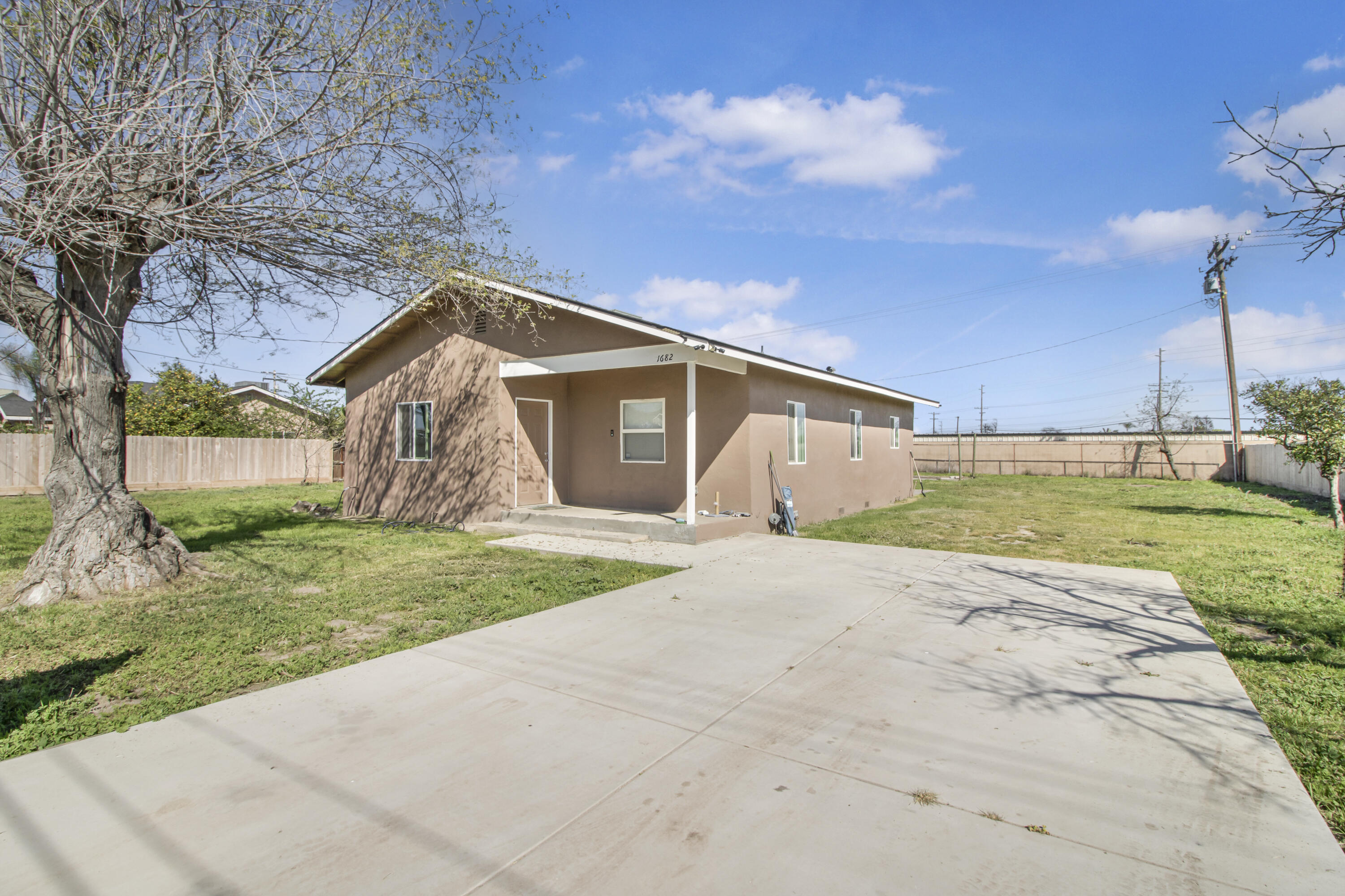 1682 E Foster Dr, Tulare, CA 93274