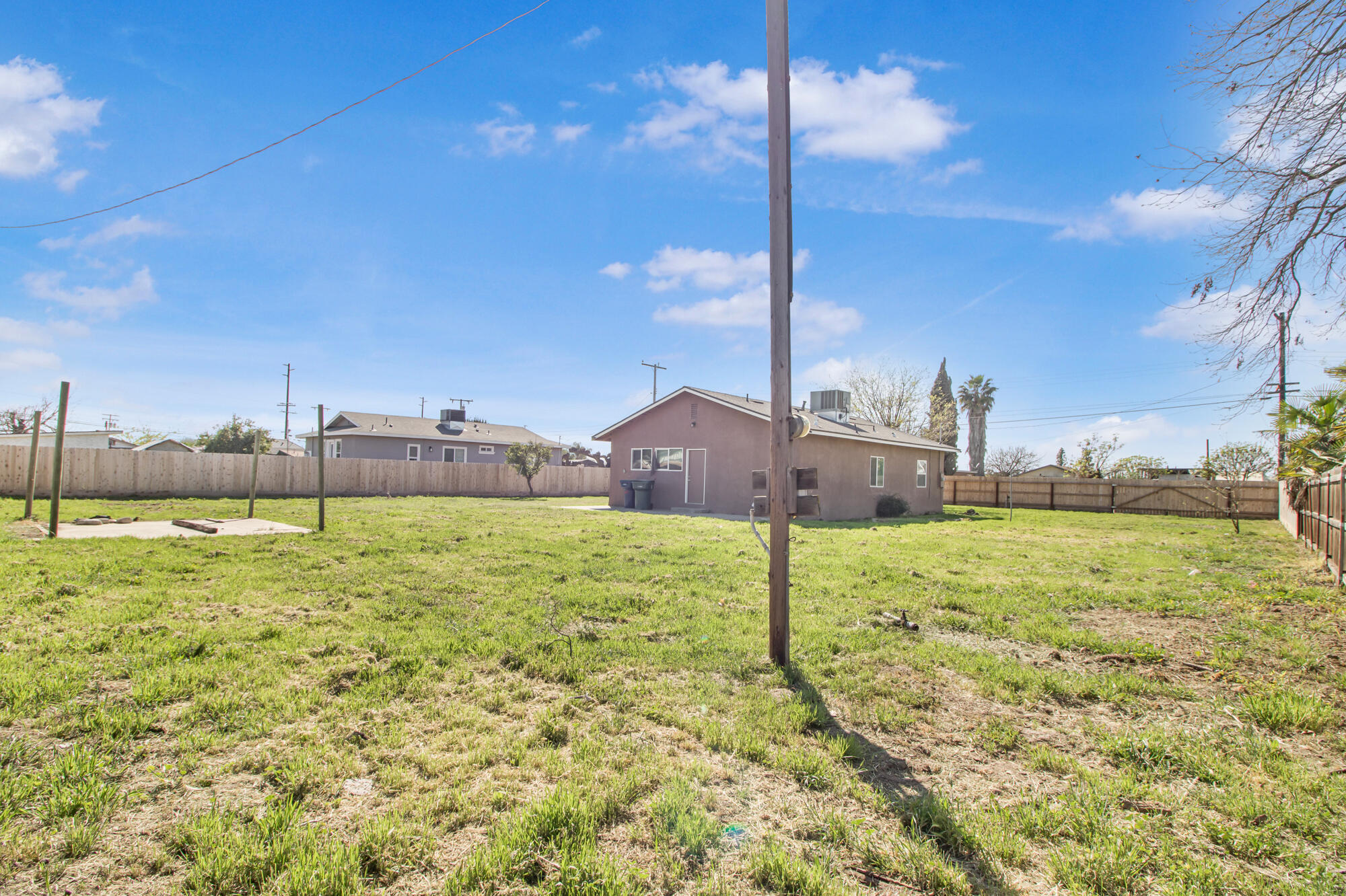 1682 E Foster Dr, Tulare, CA 93274