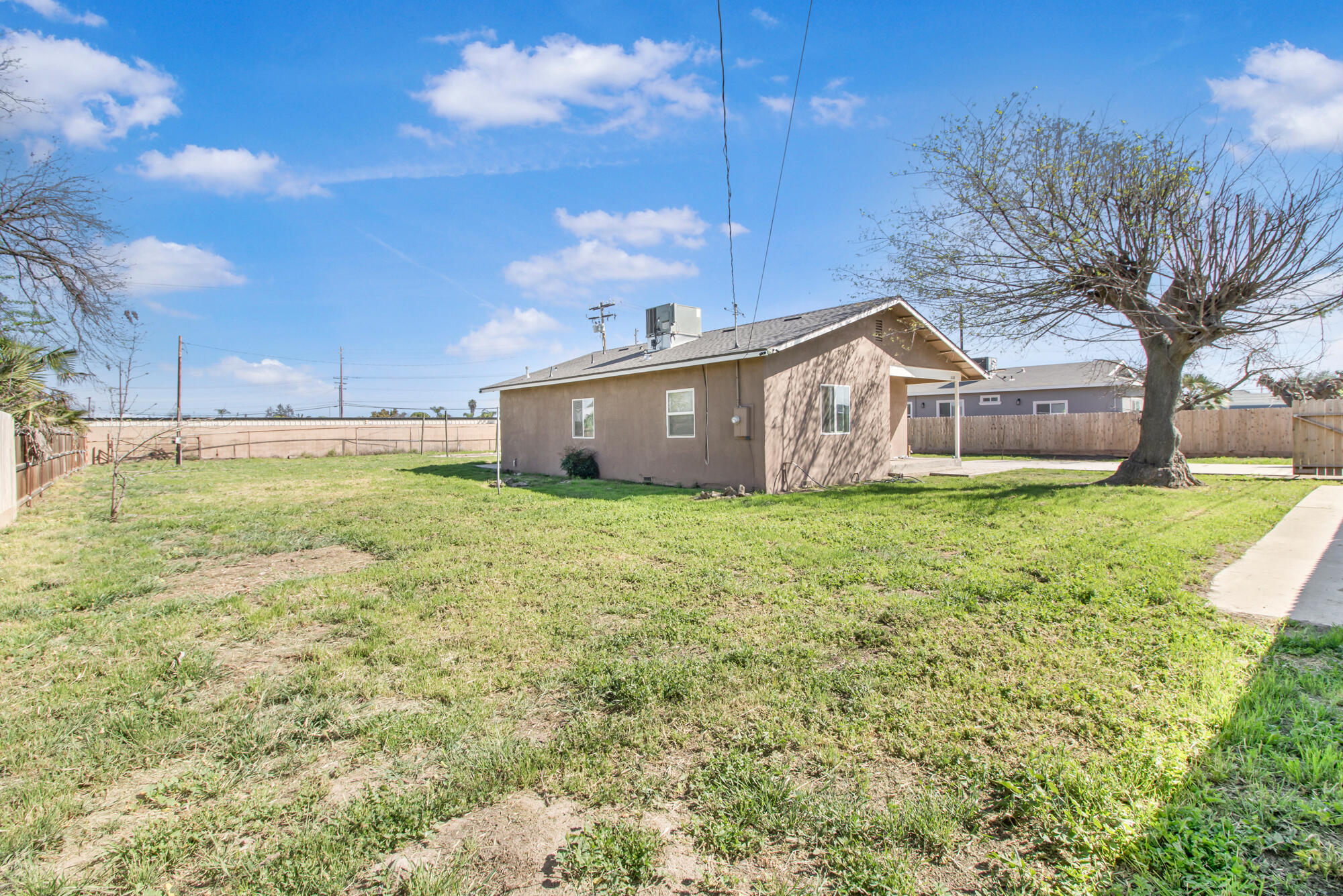 1682 E Foster Dr, Tulare, CA 93274