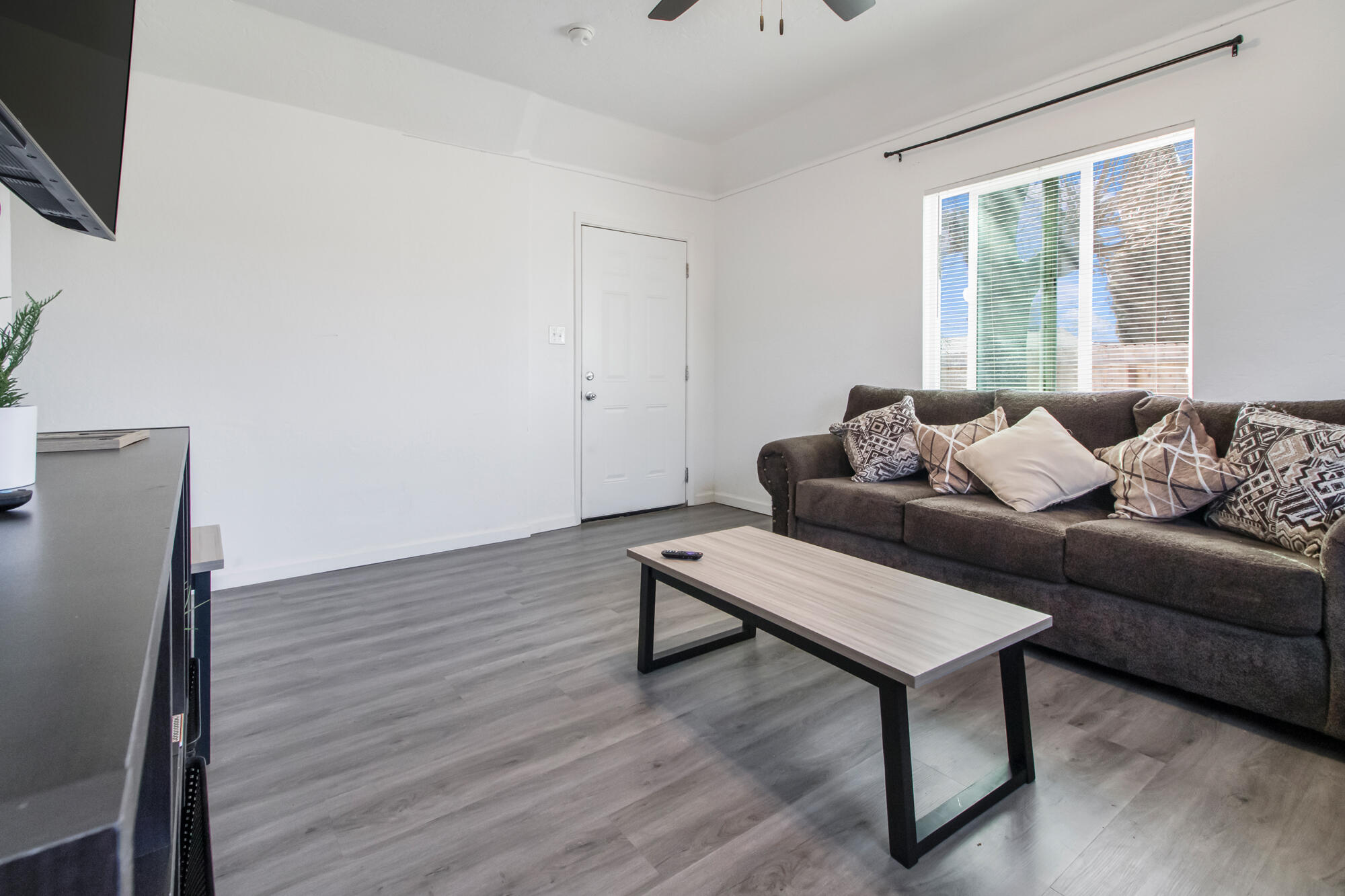 1682 E Foster Dr, Tulare, CA 93274