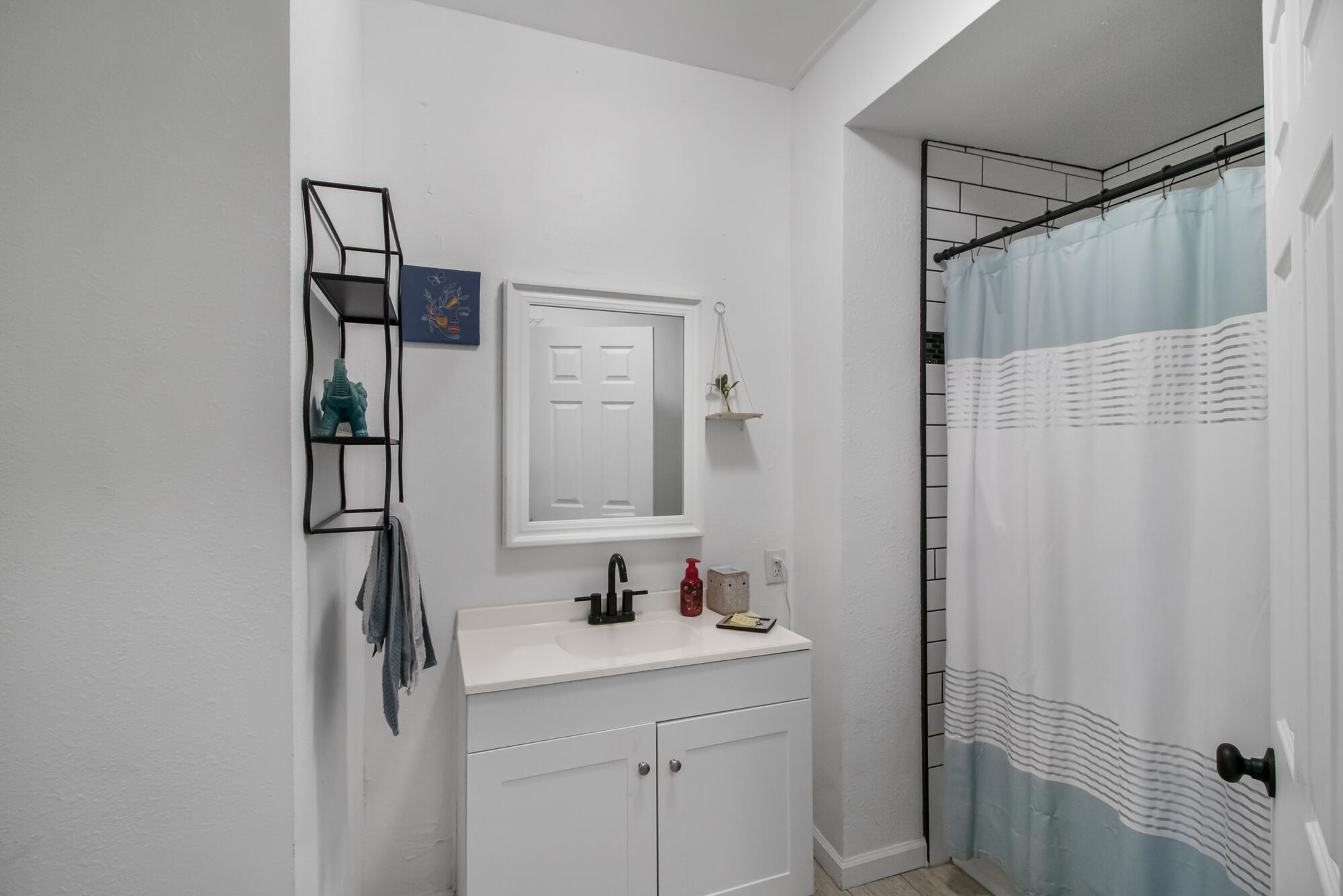 1682 E Foster Dr, Tulare, CA 93274