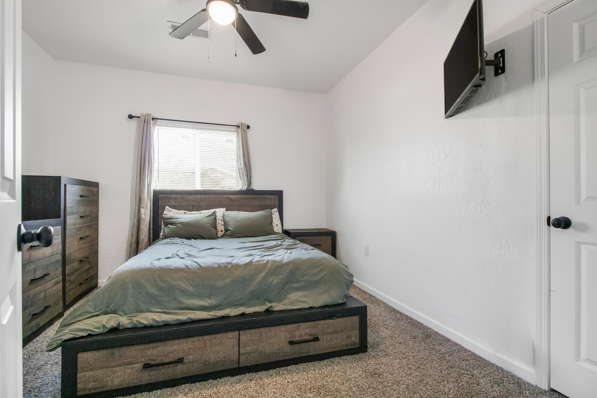 1682 E Foster Dr, Tulare, CA 93274