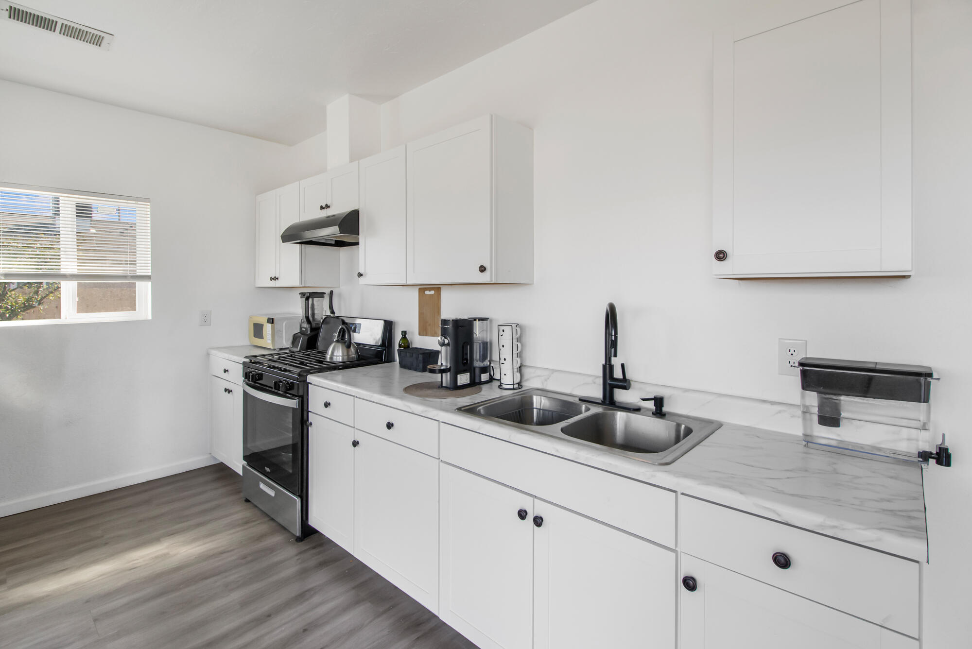 1682 E Foster Dr, Tulare, CA 93274