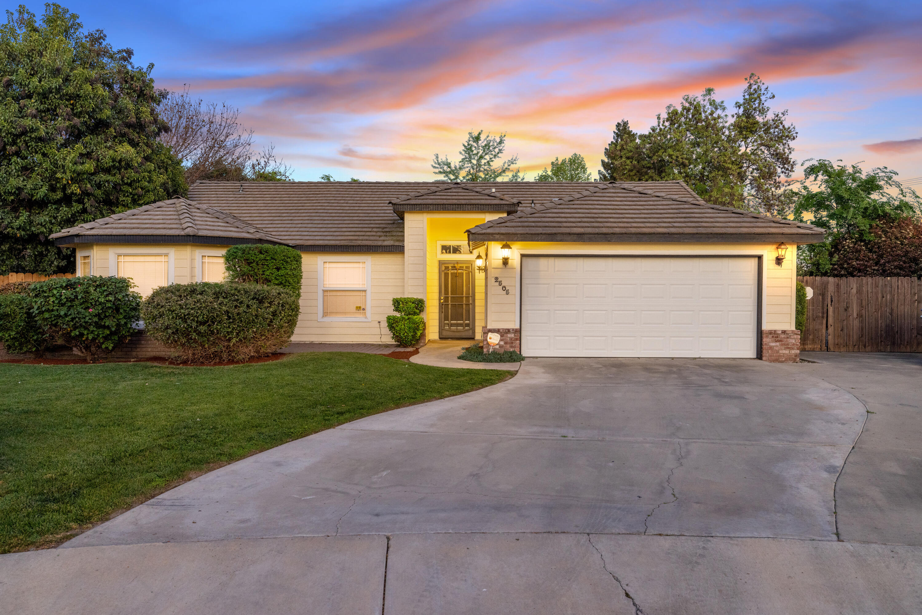 2505 W Delta Ct, Visalia, CA 93291