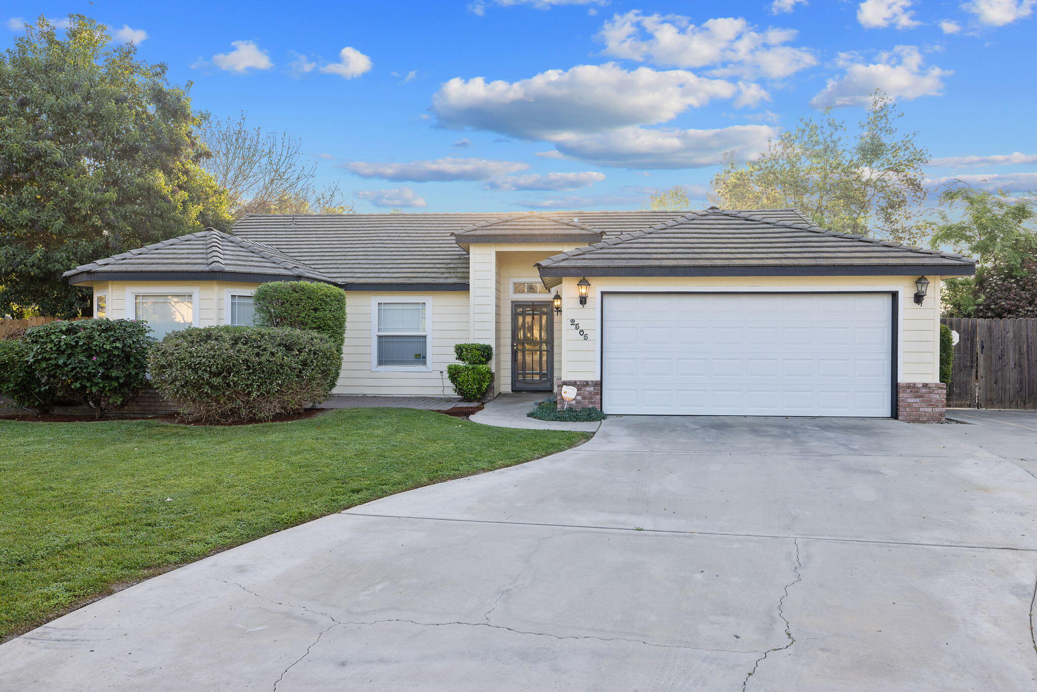 2505 W Delta Ct, Visalia, CA 93291