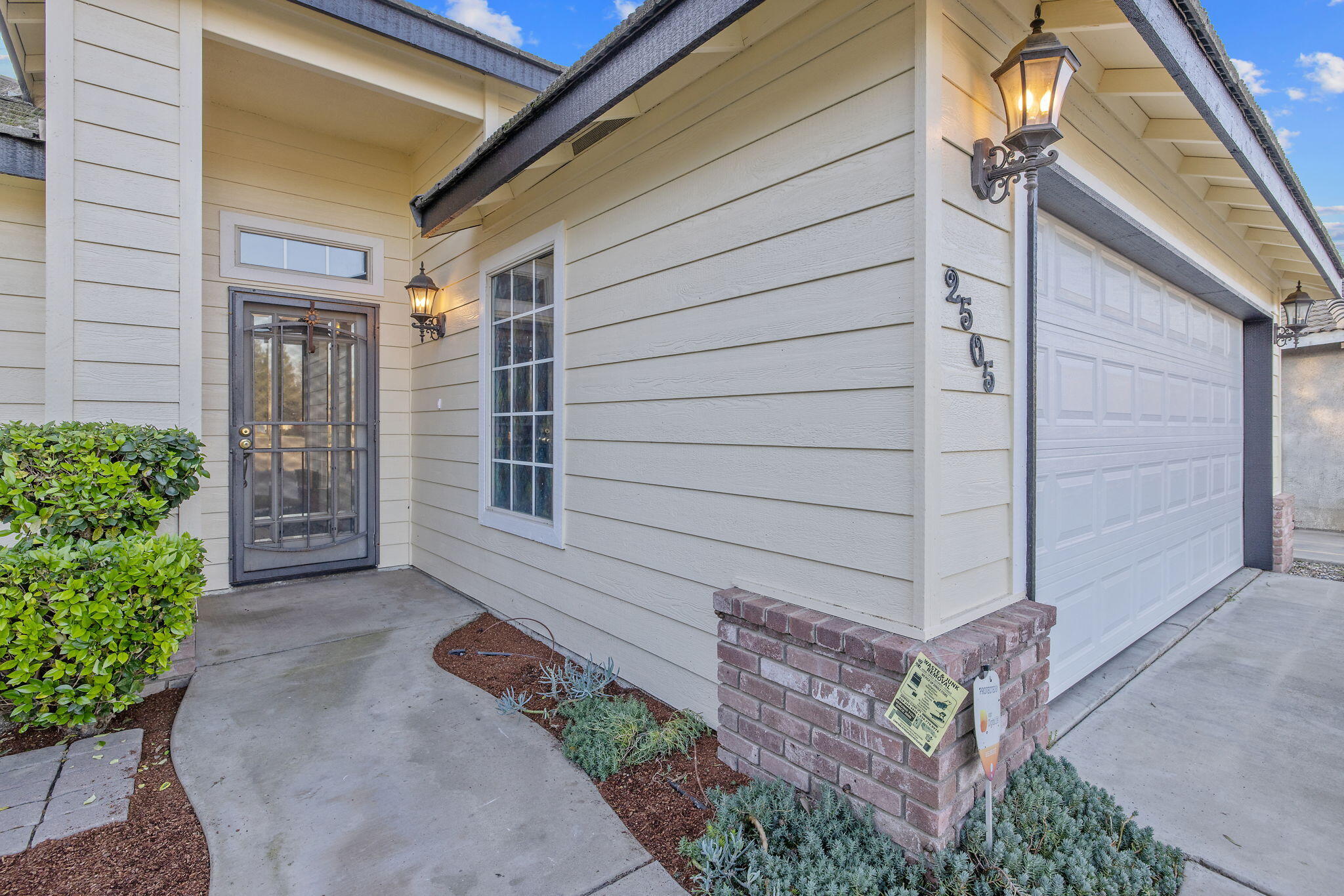 2505 W Delta Ct, Visalia, CA 93291