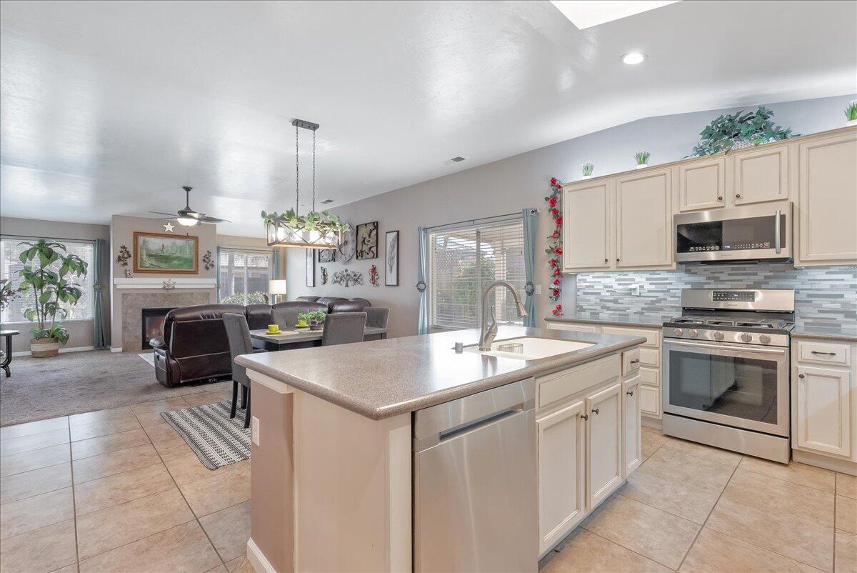 3624 N Jackie St, Visalia, CA 93291