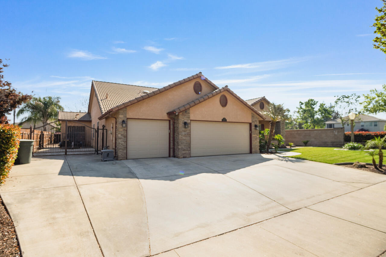 2200 N University St, Visalia, CA 93291