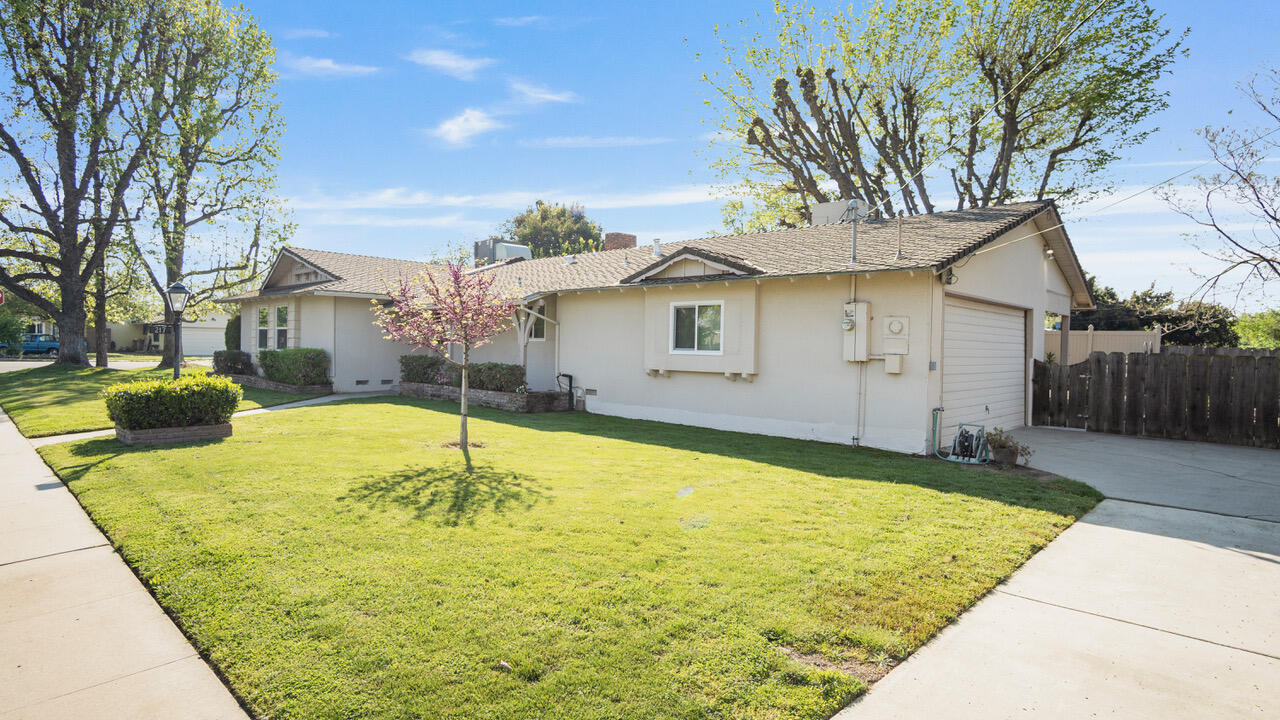 217 W Laura Ave, Visalia, CA 93277