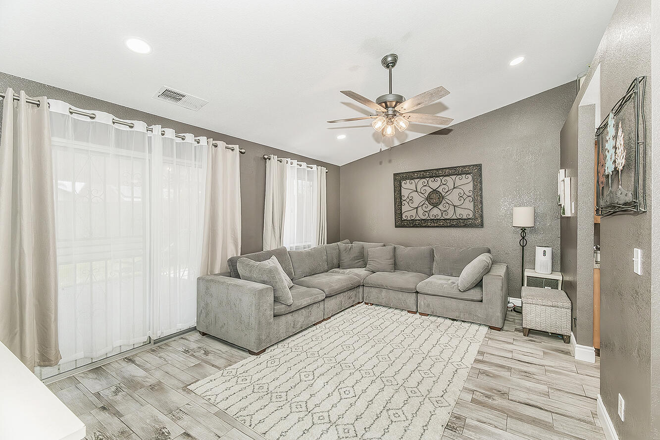 208 Kelly Ave, Parlier, CA 93648