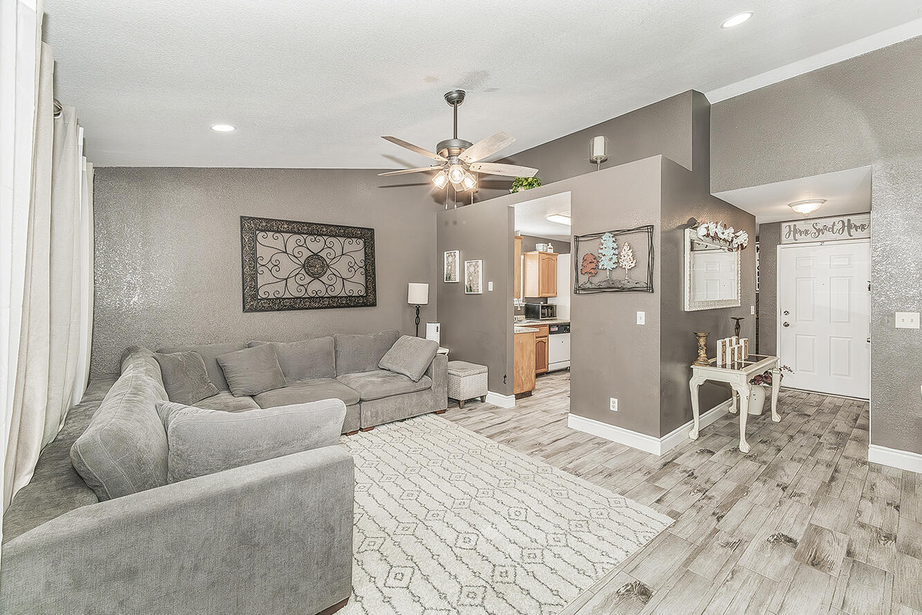 208 Kelly Ave, Parlier, CA 93648