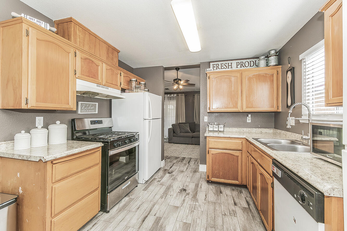 208 Kelly Ave, Parlier, CA 93648