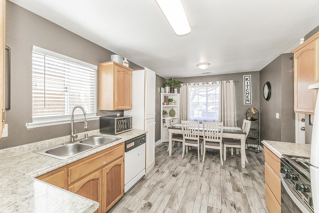 208 Kelly Ave, Parlier, CA 93648