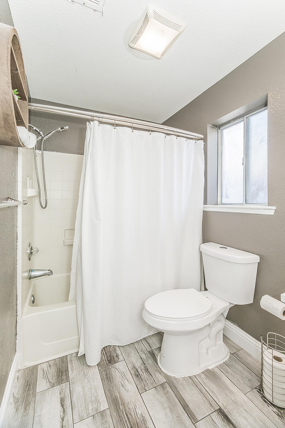 208 Kelly Ave, Parlier, CA 93648