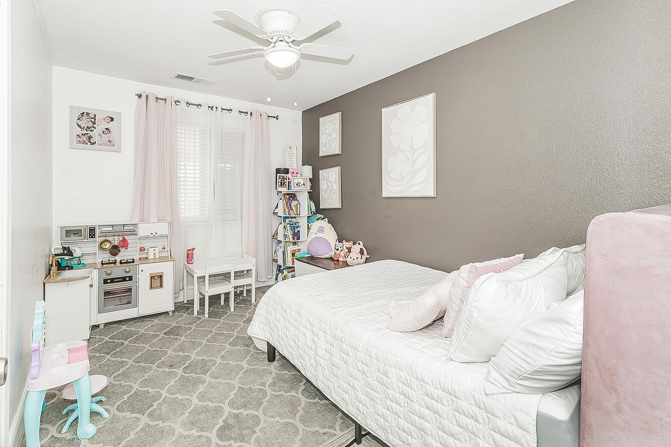 208 Kelly Ave, Parlier, CA 93648