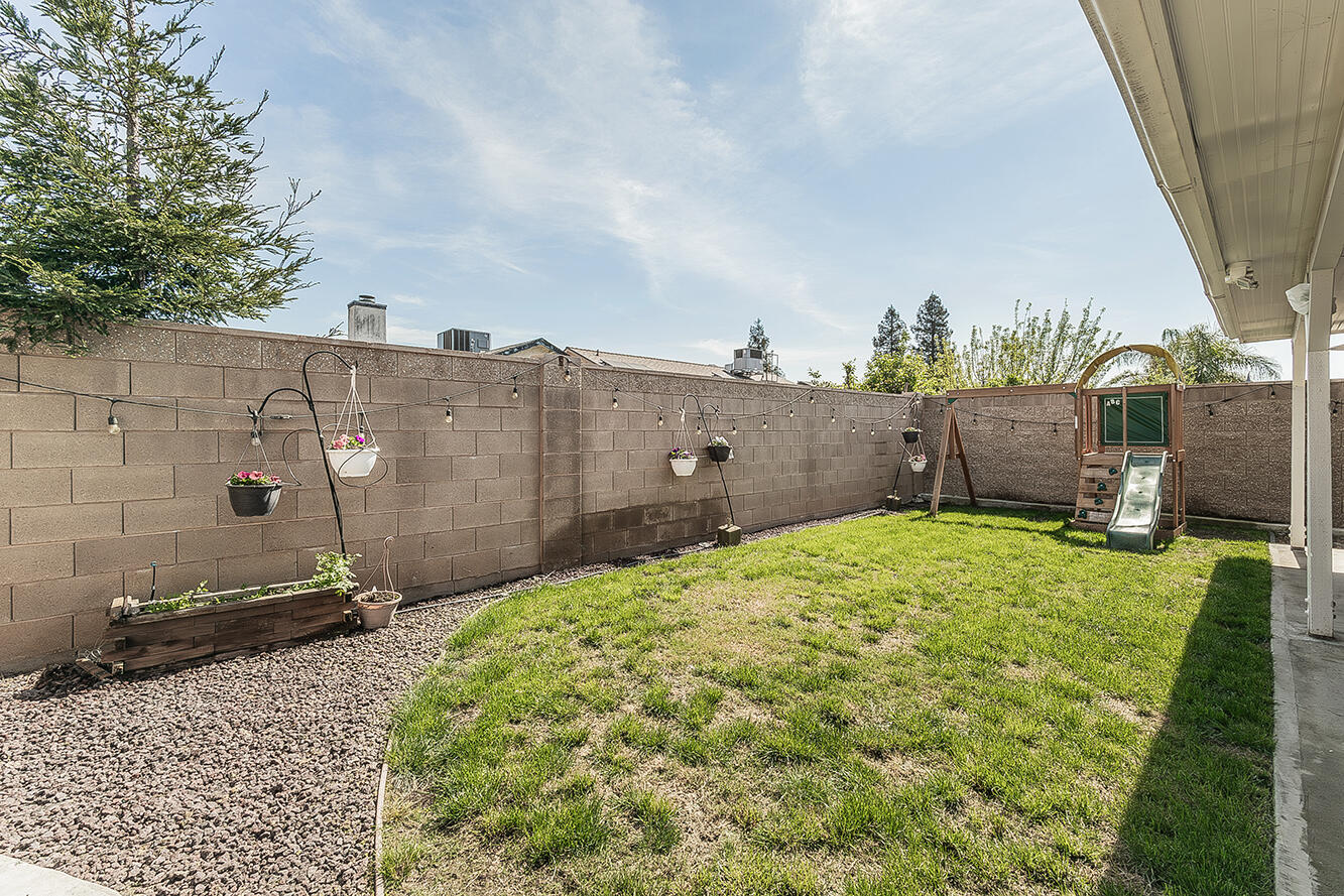 208 Kelly Ave, Parlier, CA 93648