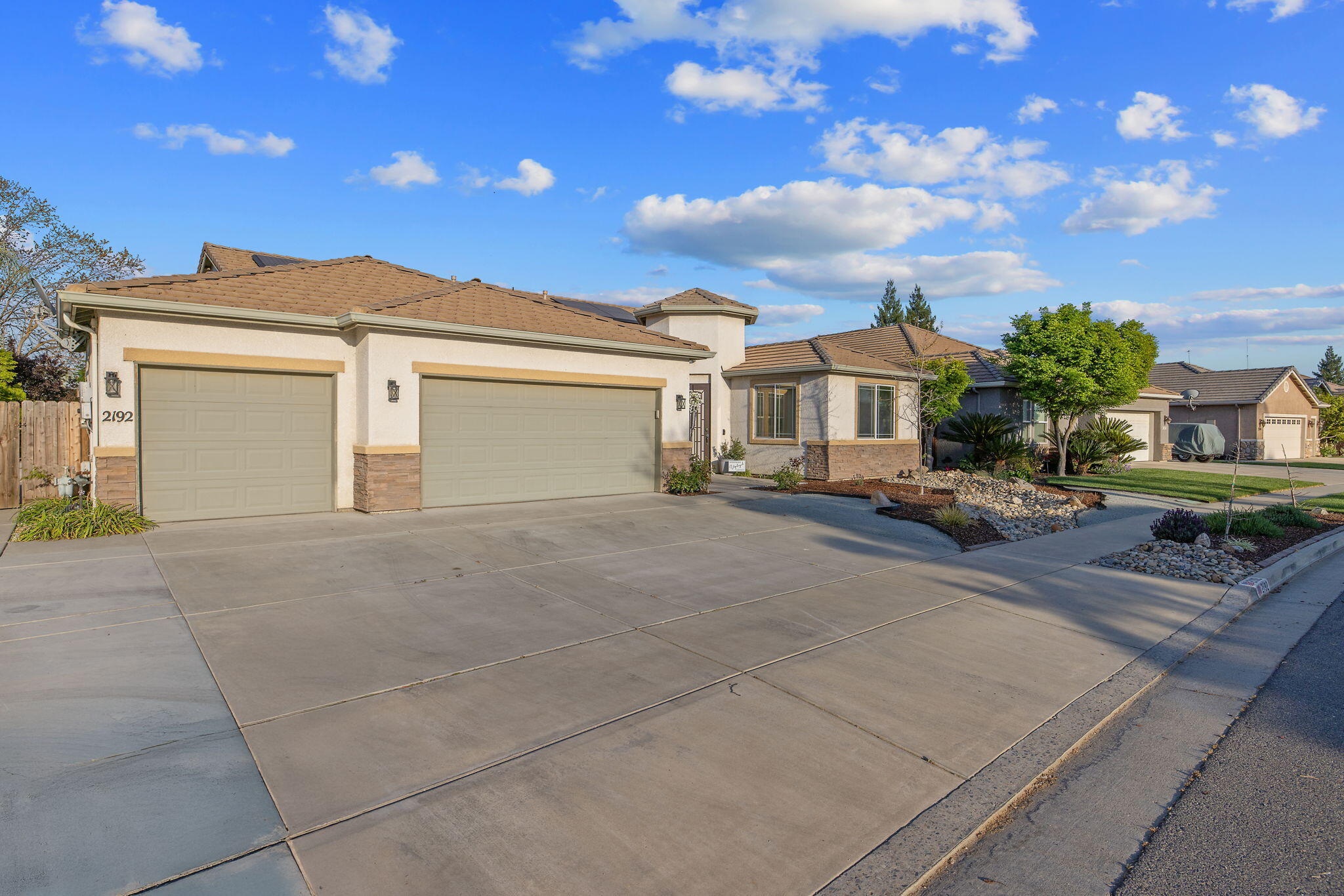 2192 N Weyrich Ct, Tulare, CA 93274