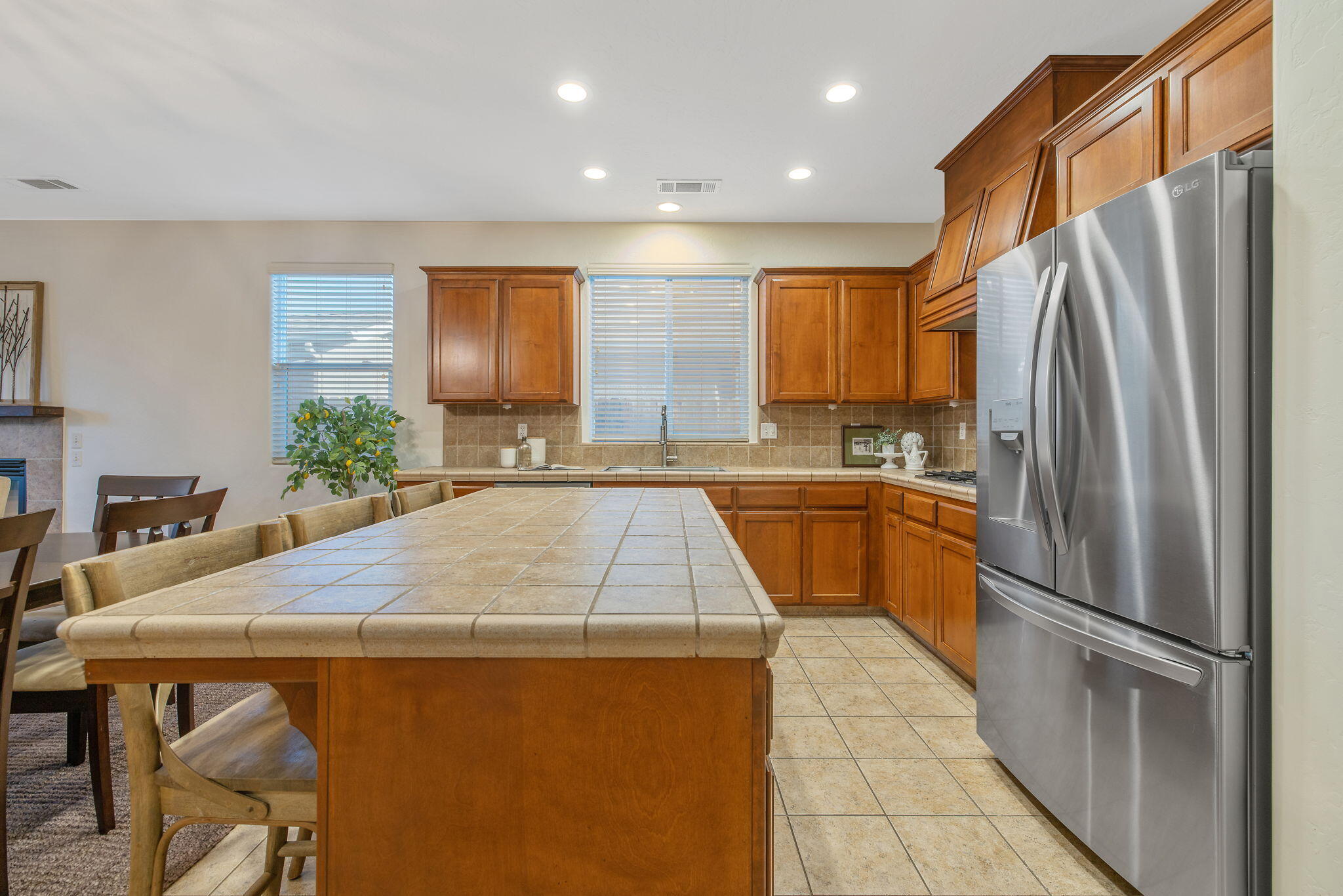 2192 N Weyrich Ct, Tulare, CA 93274