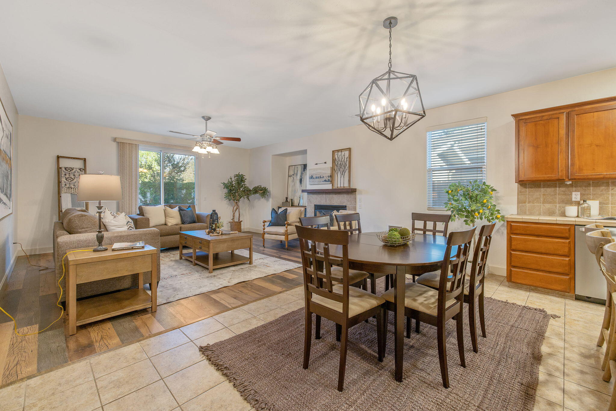 2192 N Weyrich Ct, Tulare, CA 93274