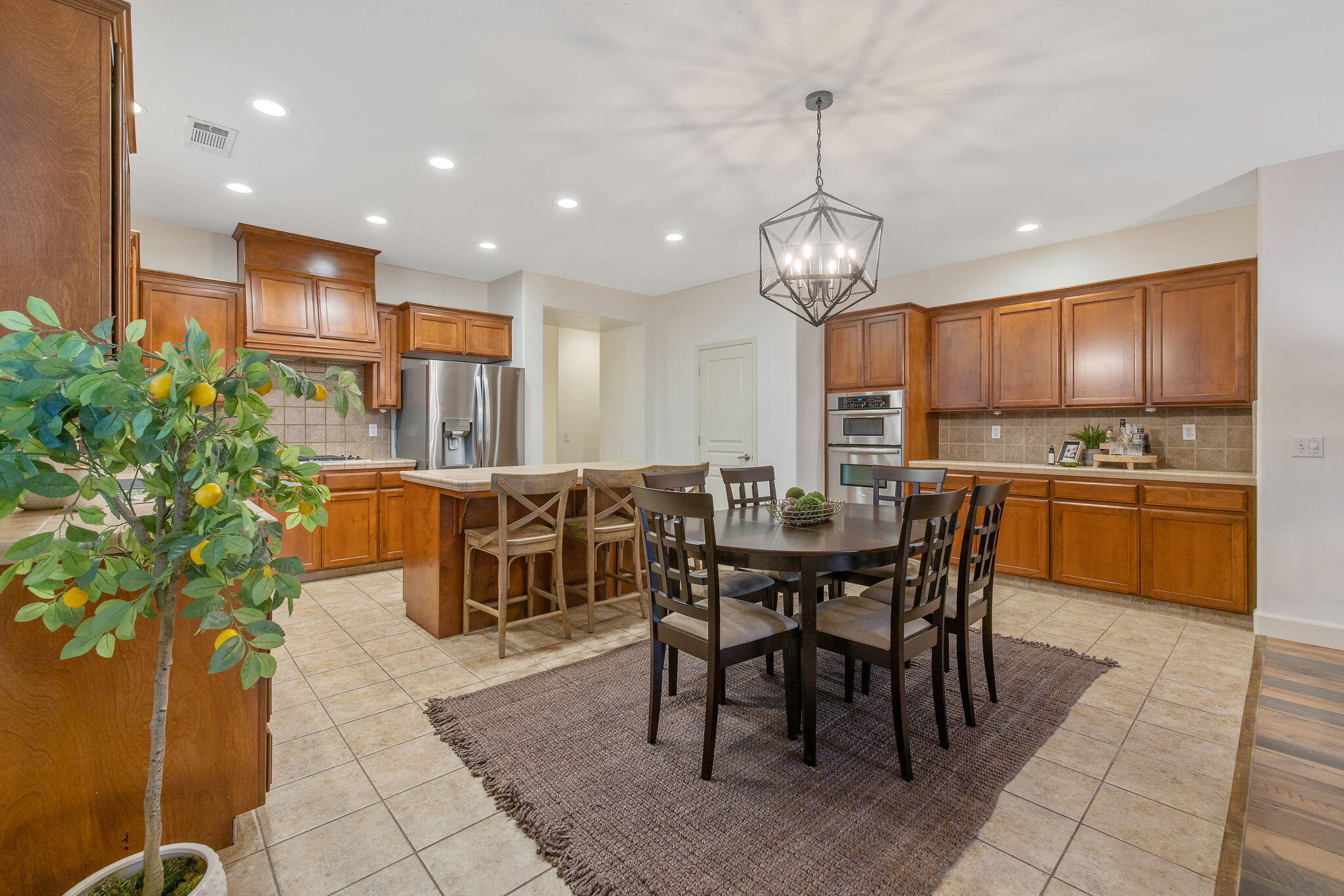 2192 N Weyrich Ct, Tulare, CA 93274