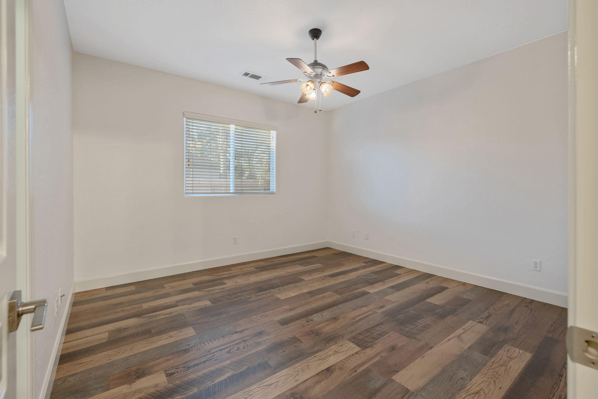 2192 N Weyrich Ct, Tulare, CA 93274