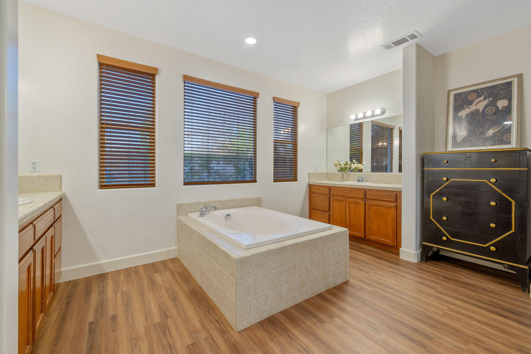 2192 N Weyrich Ct, Tulare, CA 93274