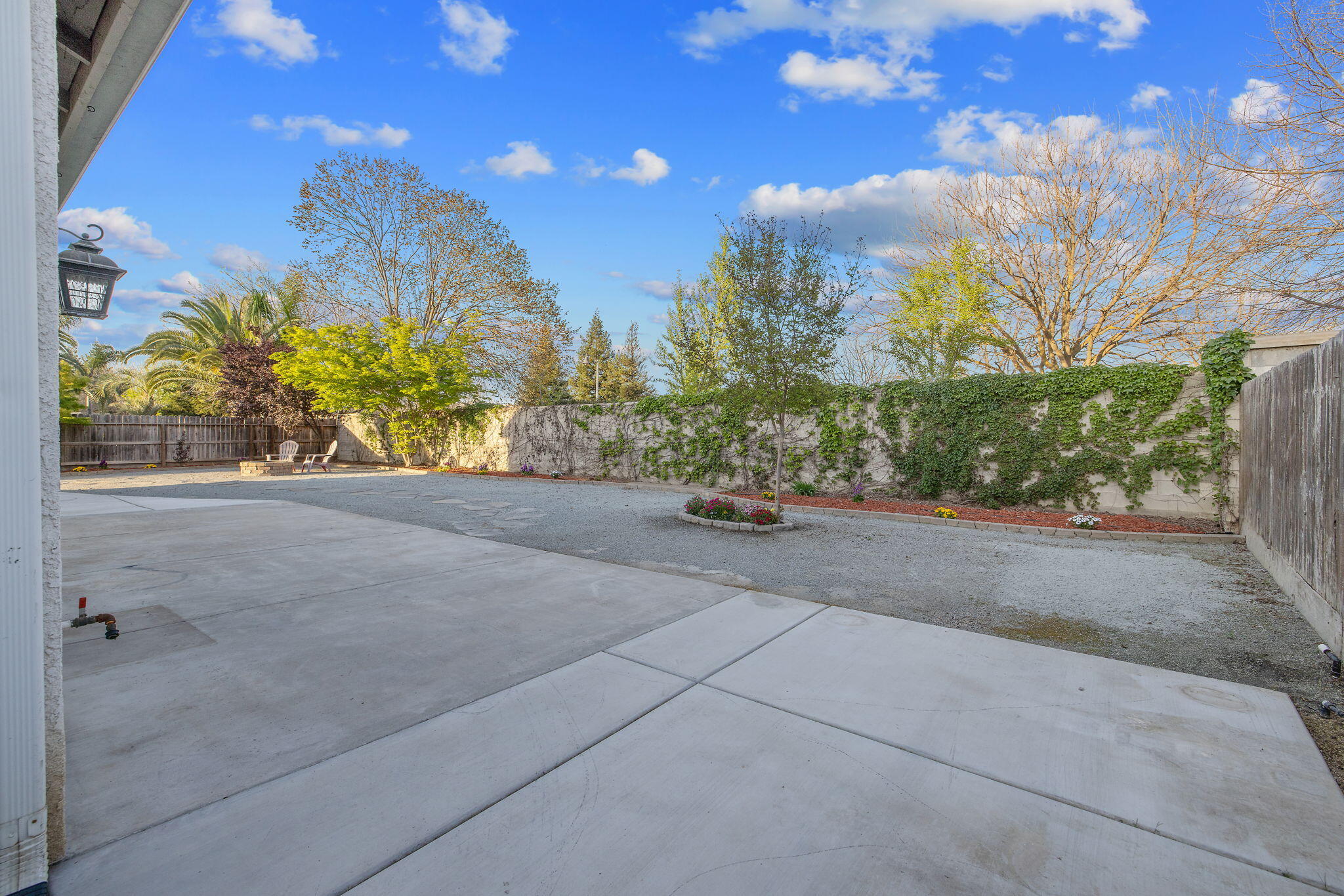 2192 N Weyrich Ct, Tulare, CA 93274