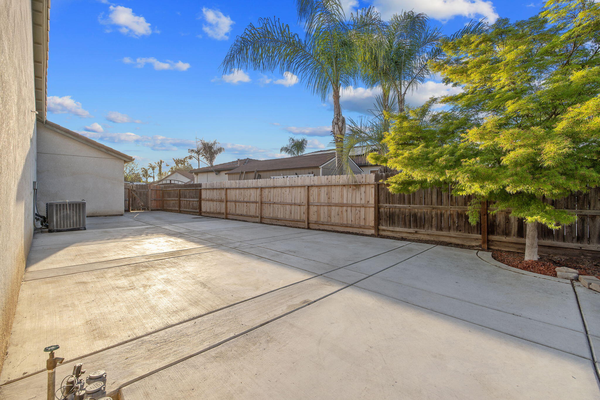 2192 N Weyrich Ct, Tulare, CA 93274