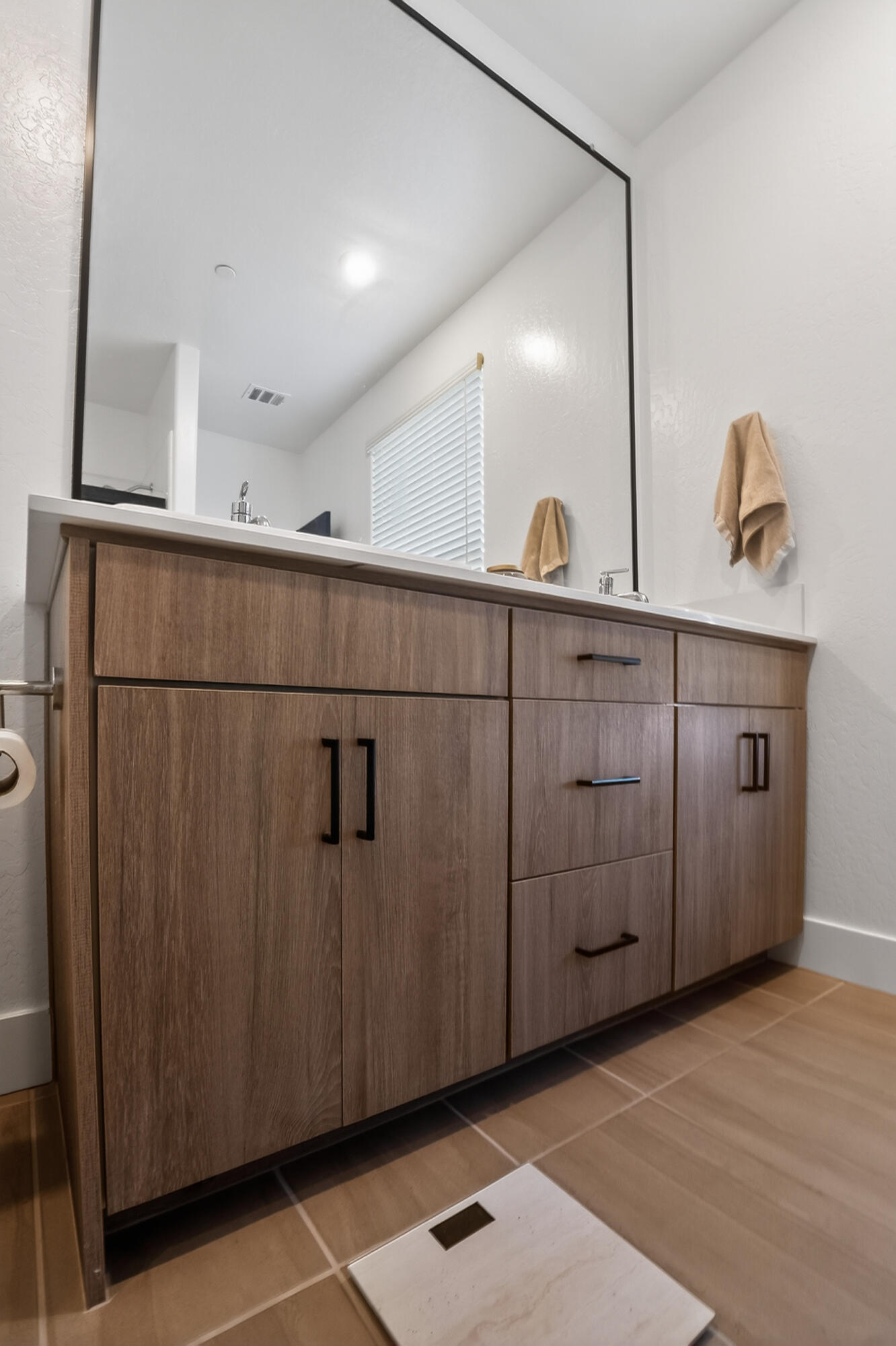 10970 N Honeysuckle Dr, Fresno, CA 93730