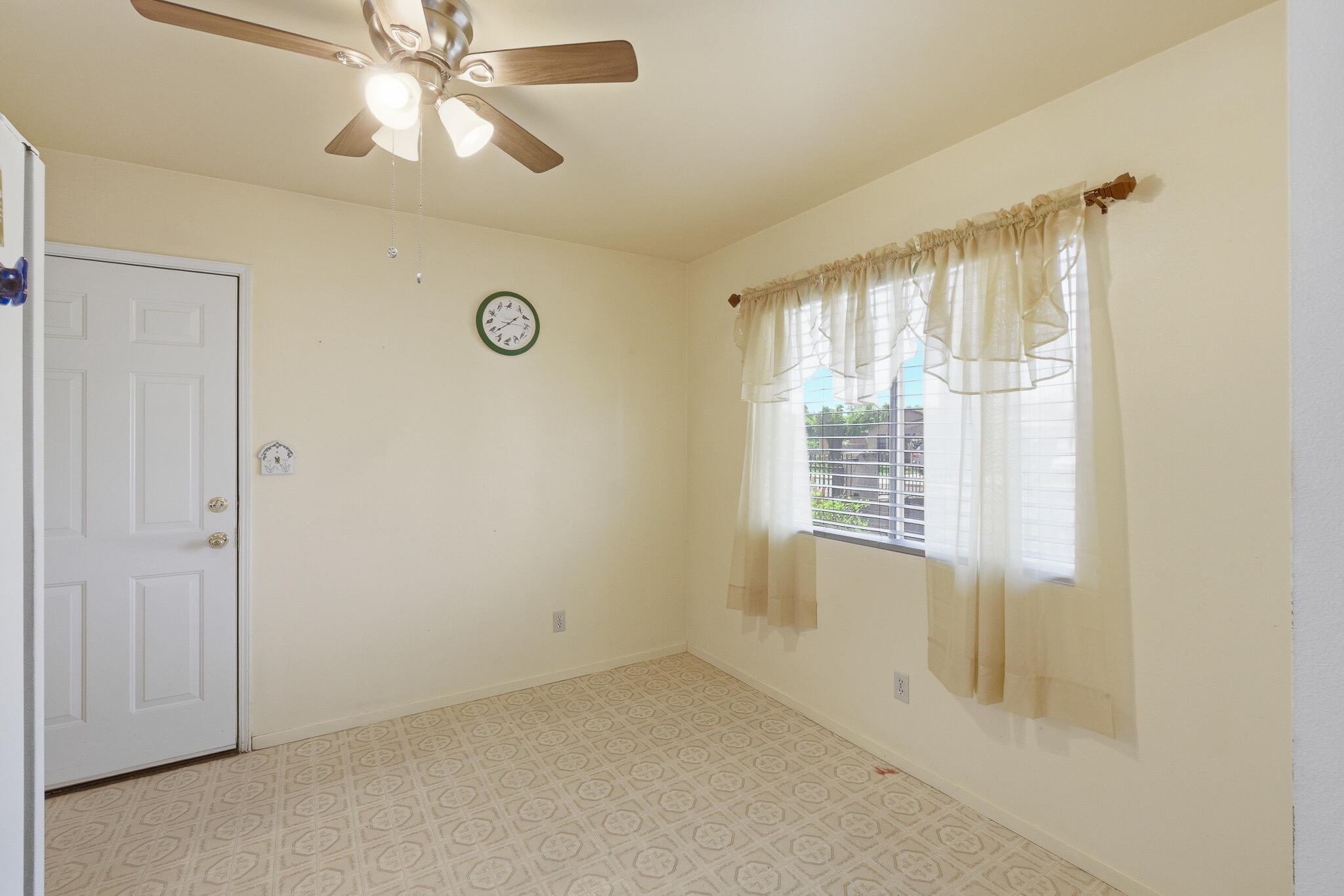 456 N Smith Ave, Dinuba, CA 93618